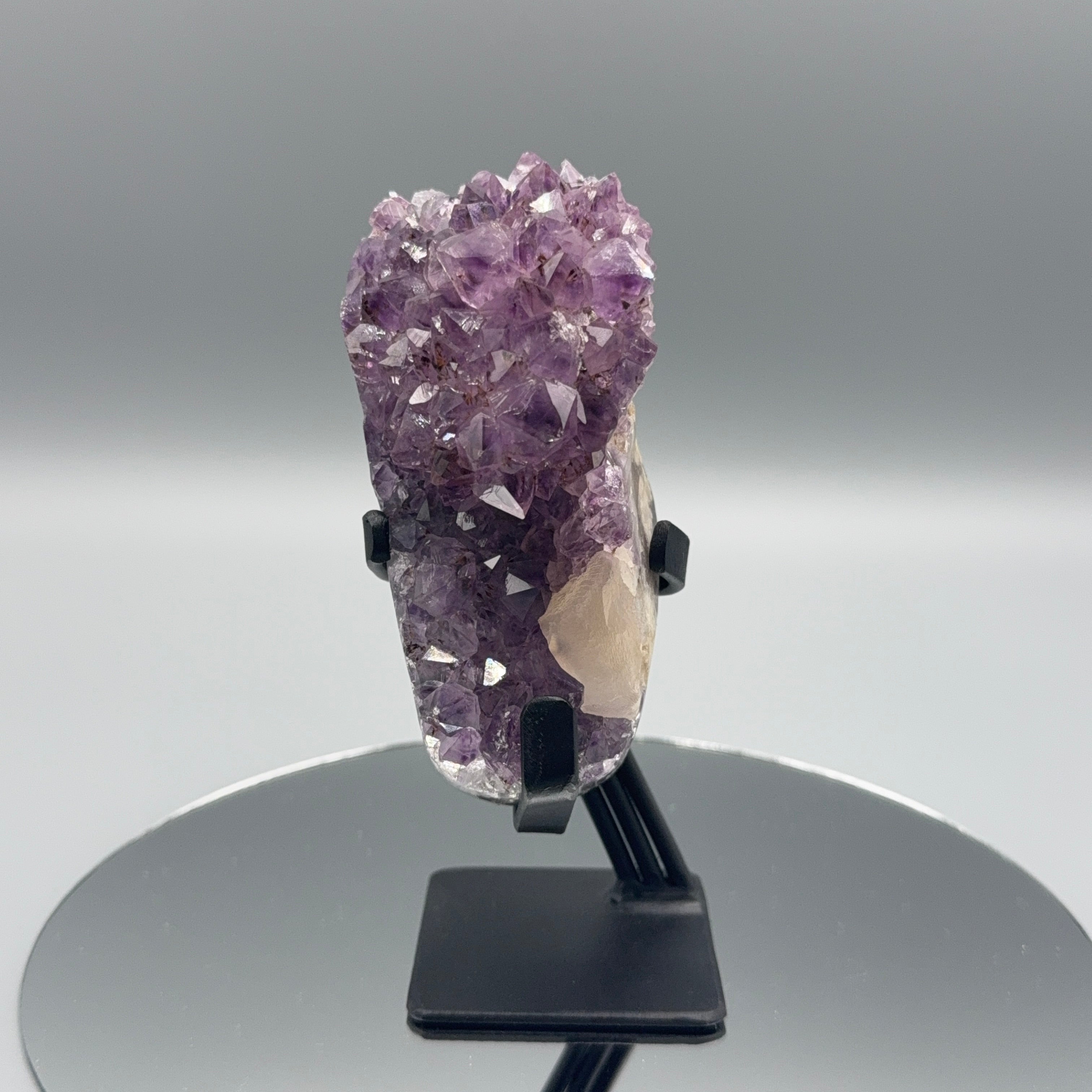 Amethyst auf Ständer mit Calcit