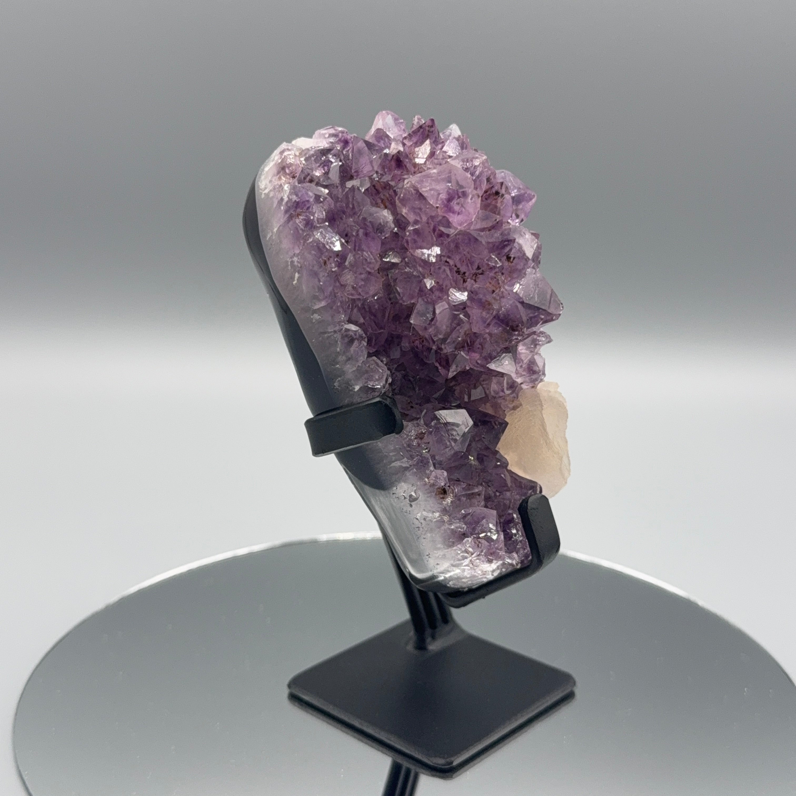 Amethyst auf Ständer mit Calcit