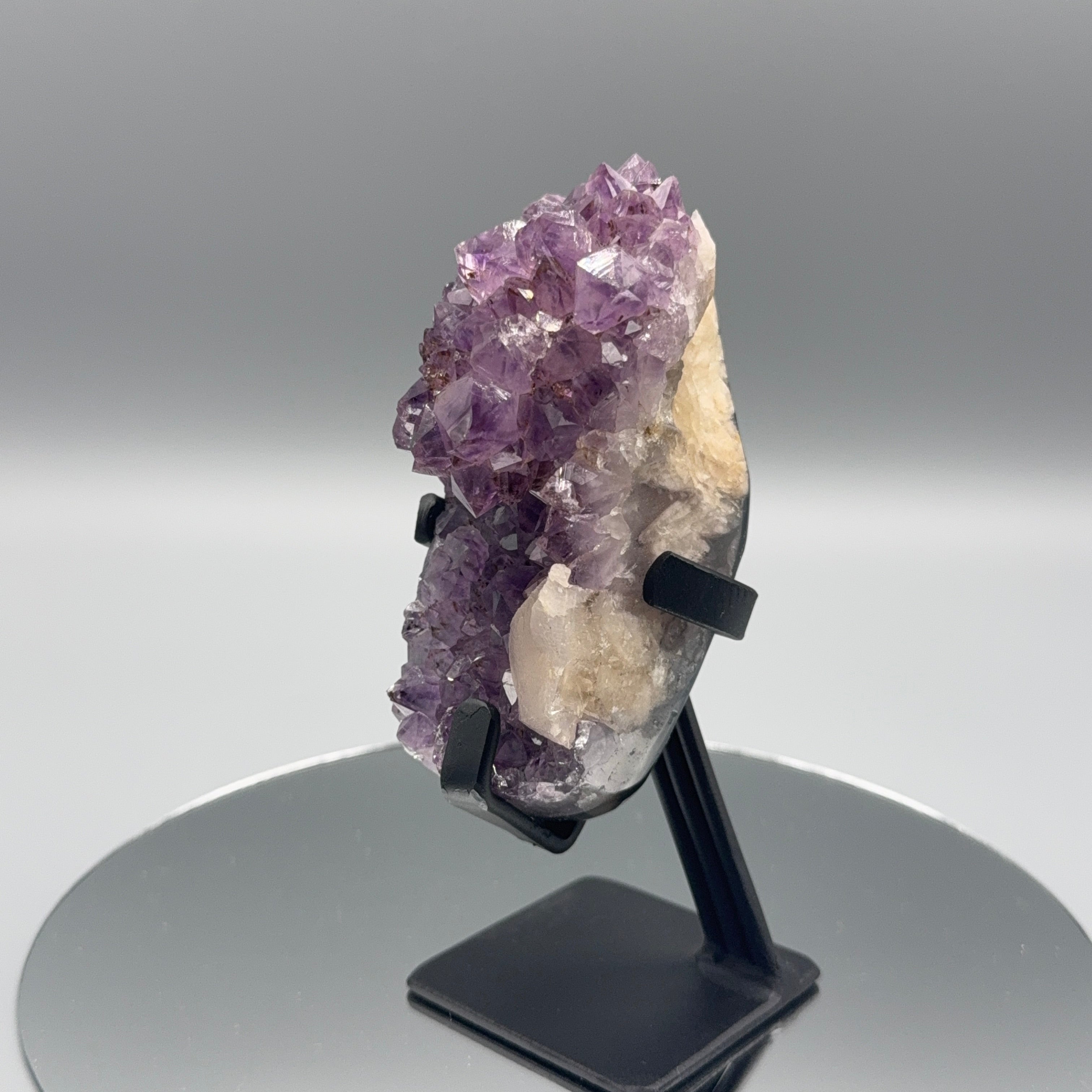 Amethyst auf Ständer mit Calcit
