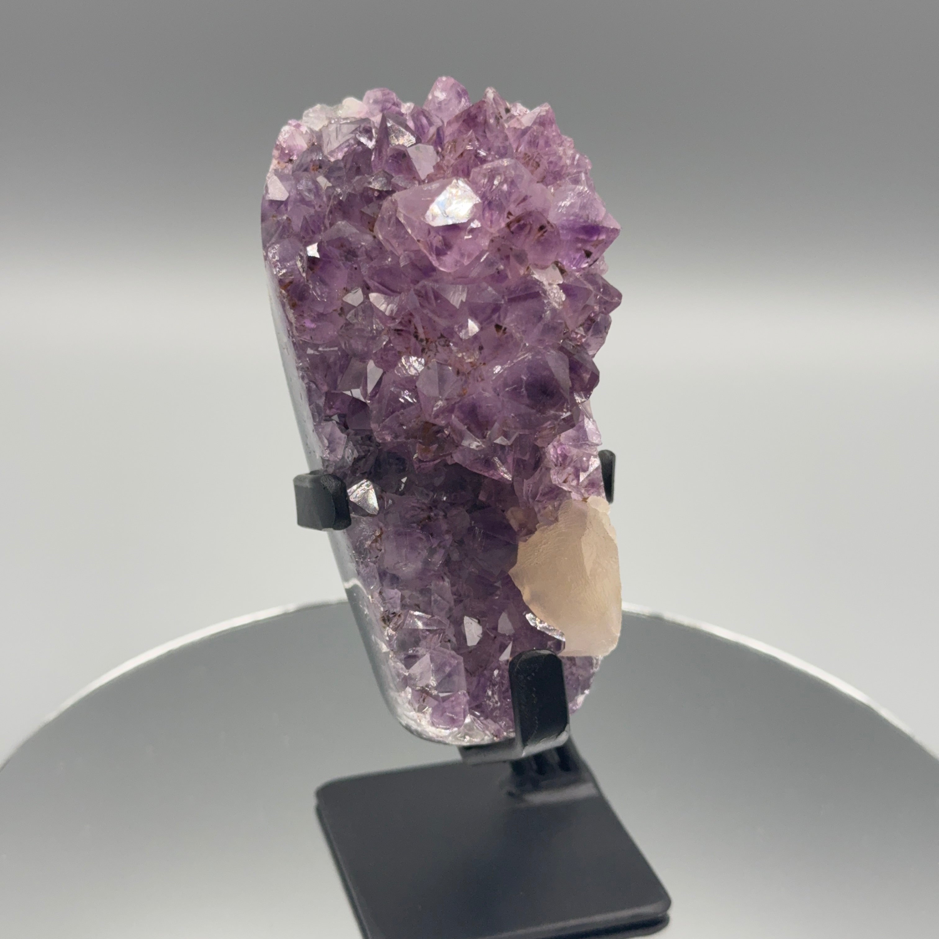 Amethyst auf Ständer mit Calcit