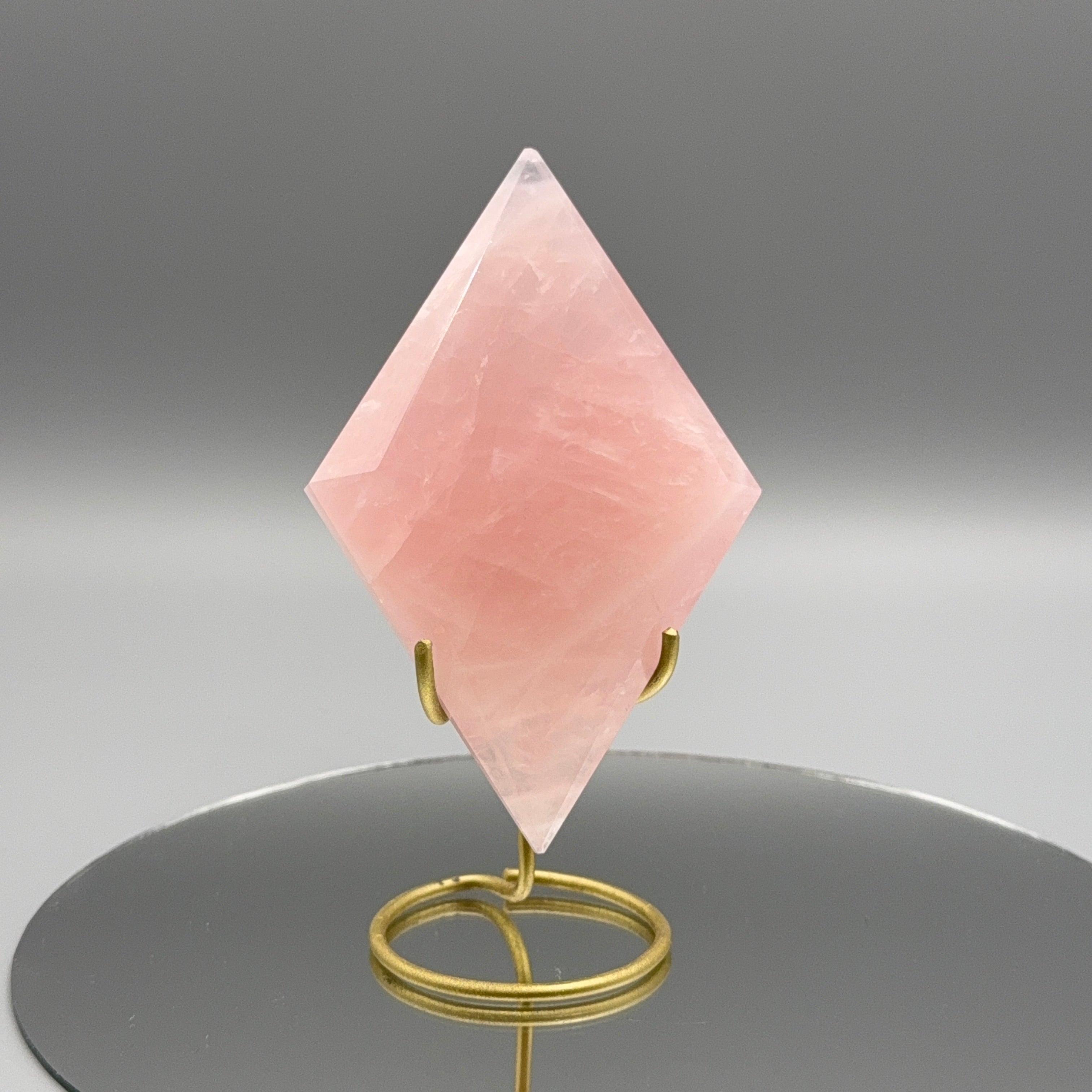 Rosenquarz Raute auf Ständer – Gold