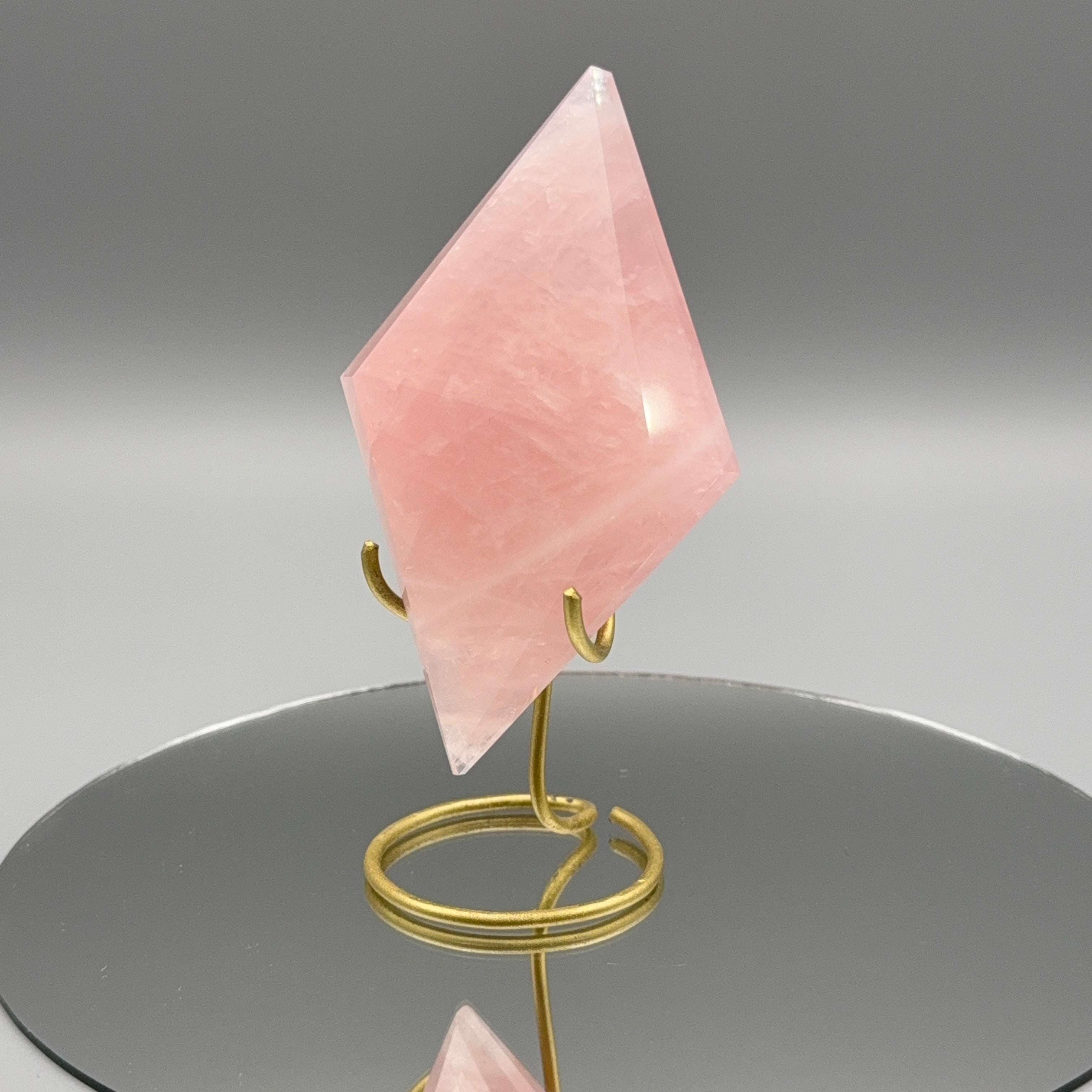 Rosenquarz Raute auf Ständer – Gold