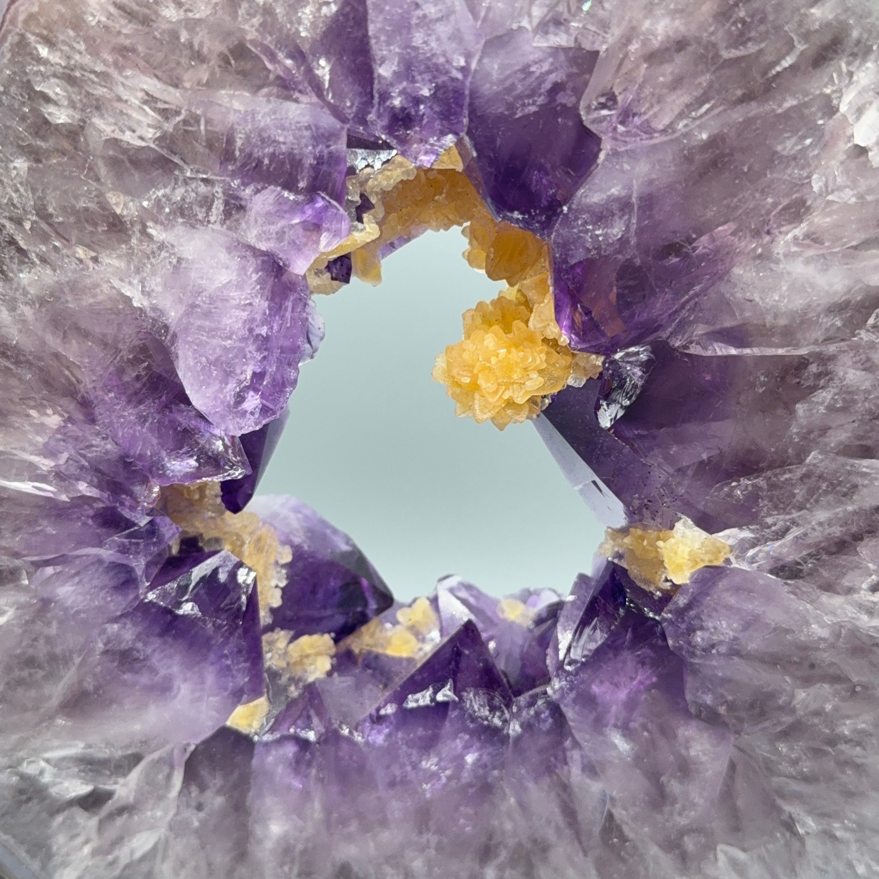 Amethys Portal mit Calcit