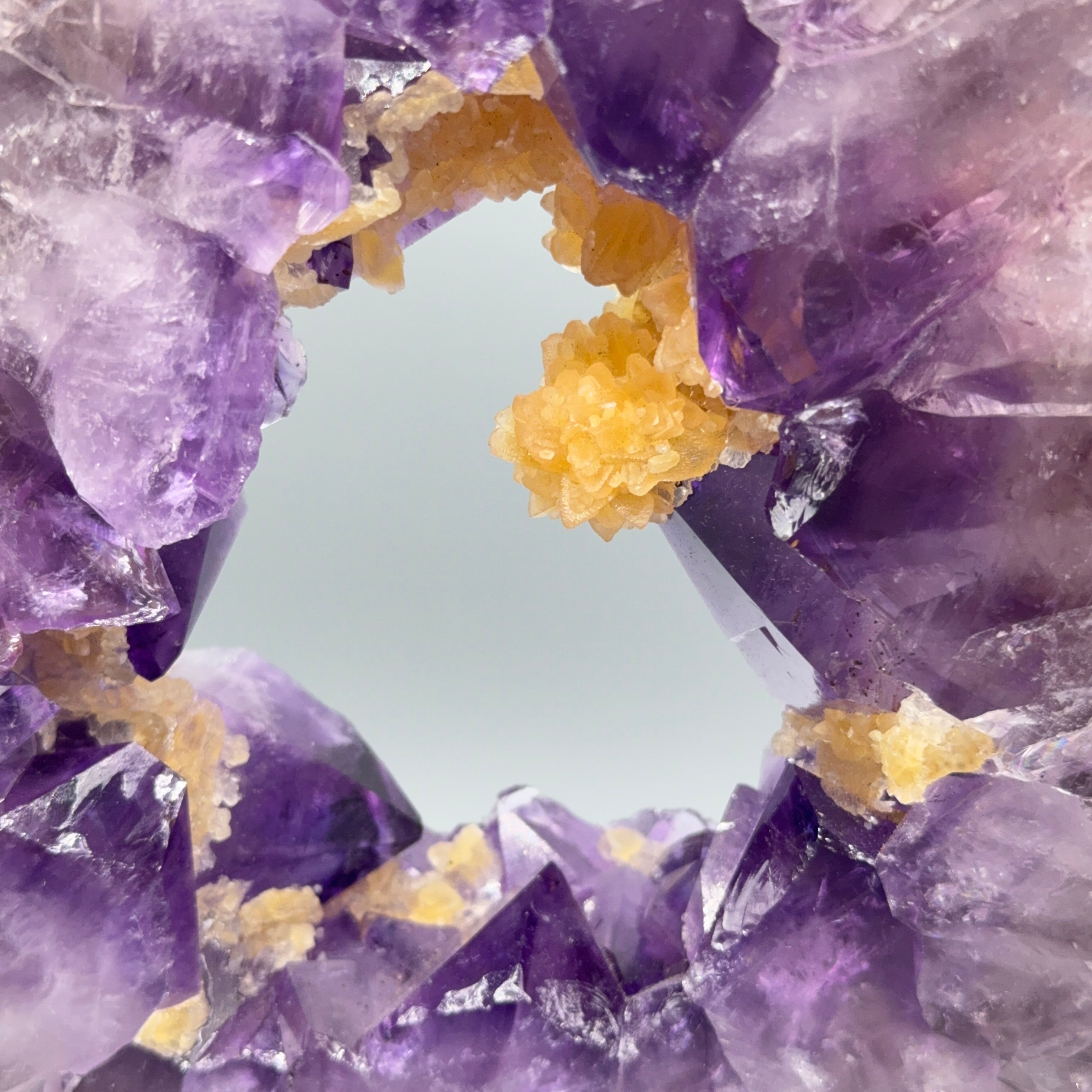 Amethys Portal mit Calcit