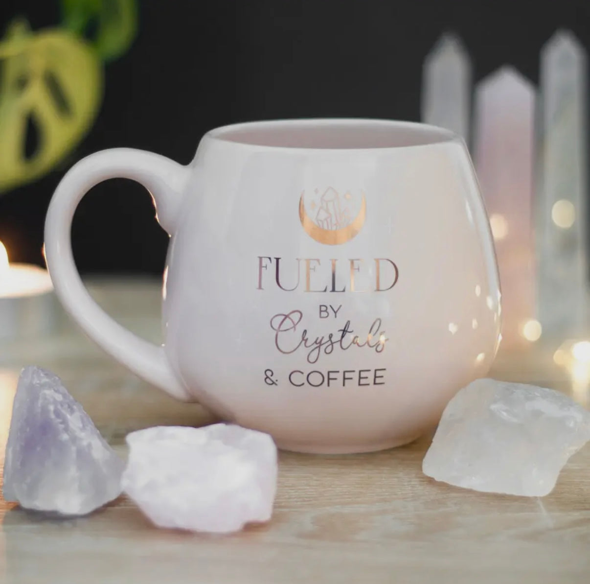 Tasse „Fueled by Crystals & Coffee“
