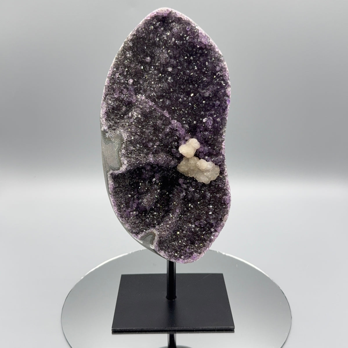 Amethyst auf Ständer mit Calcit