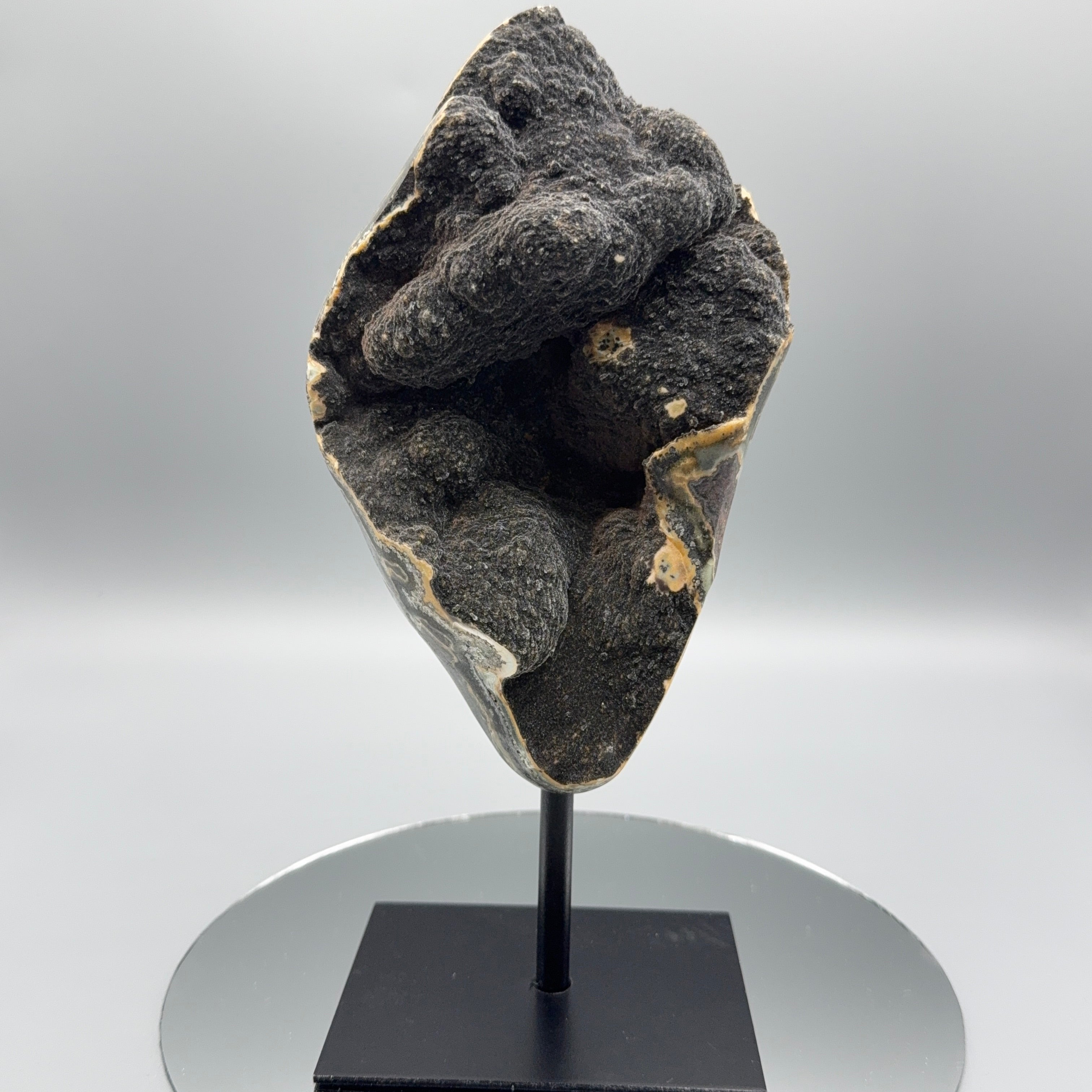 Schwarzer Amethyst auf Ständer