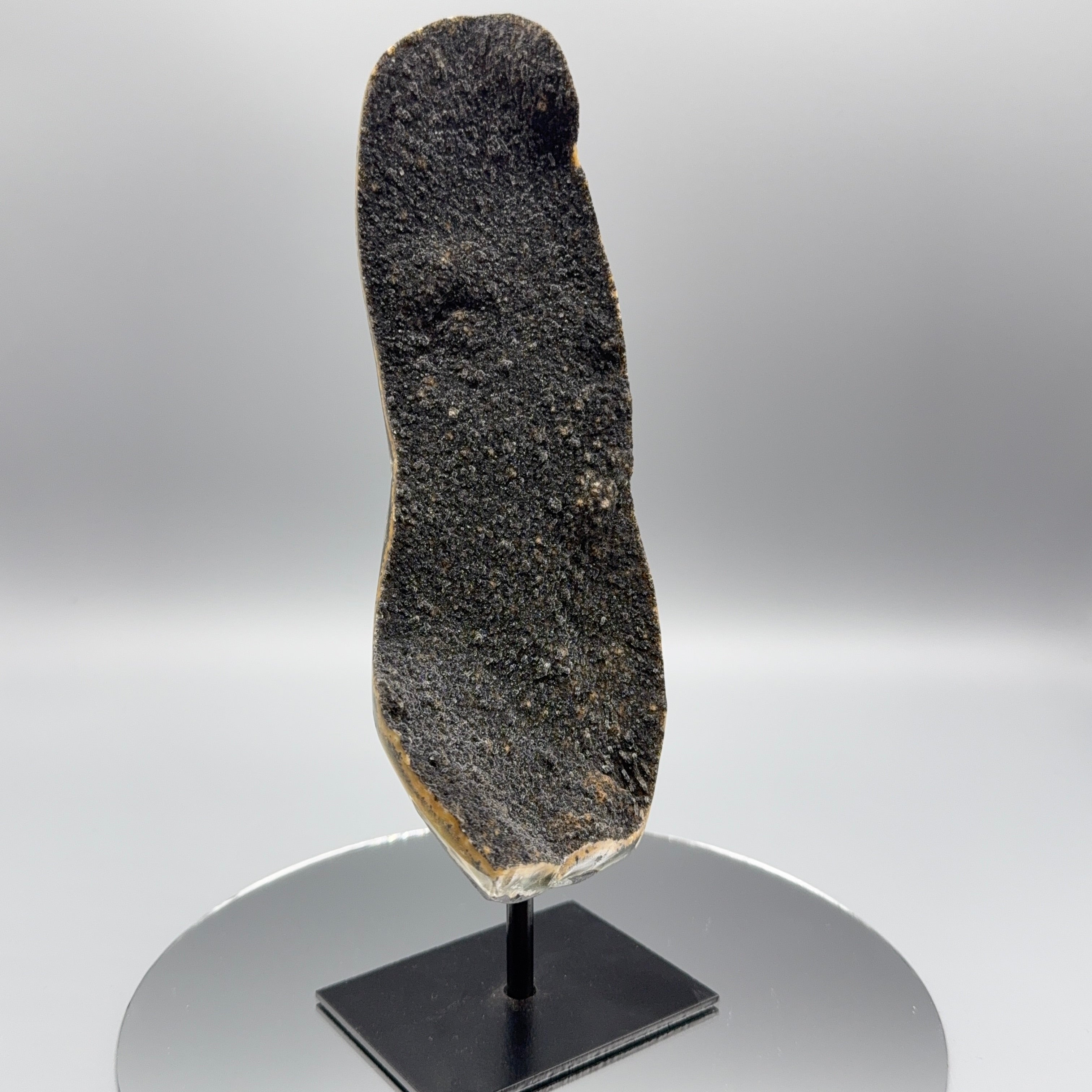 Schwarzer Amethyst auf Ständer