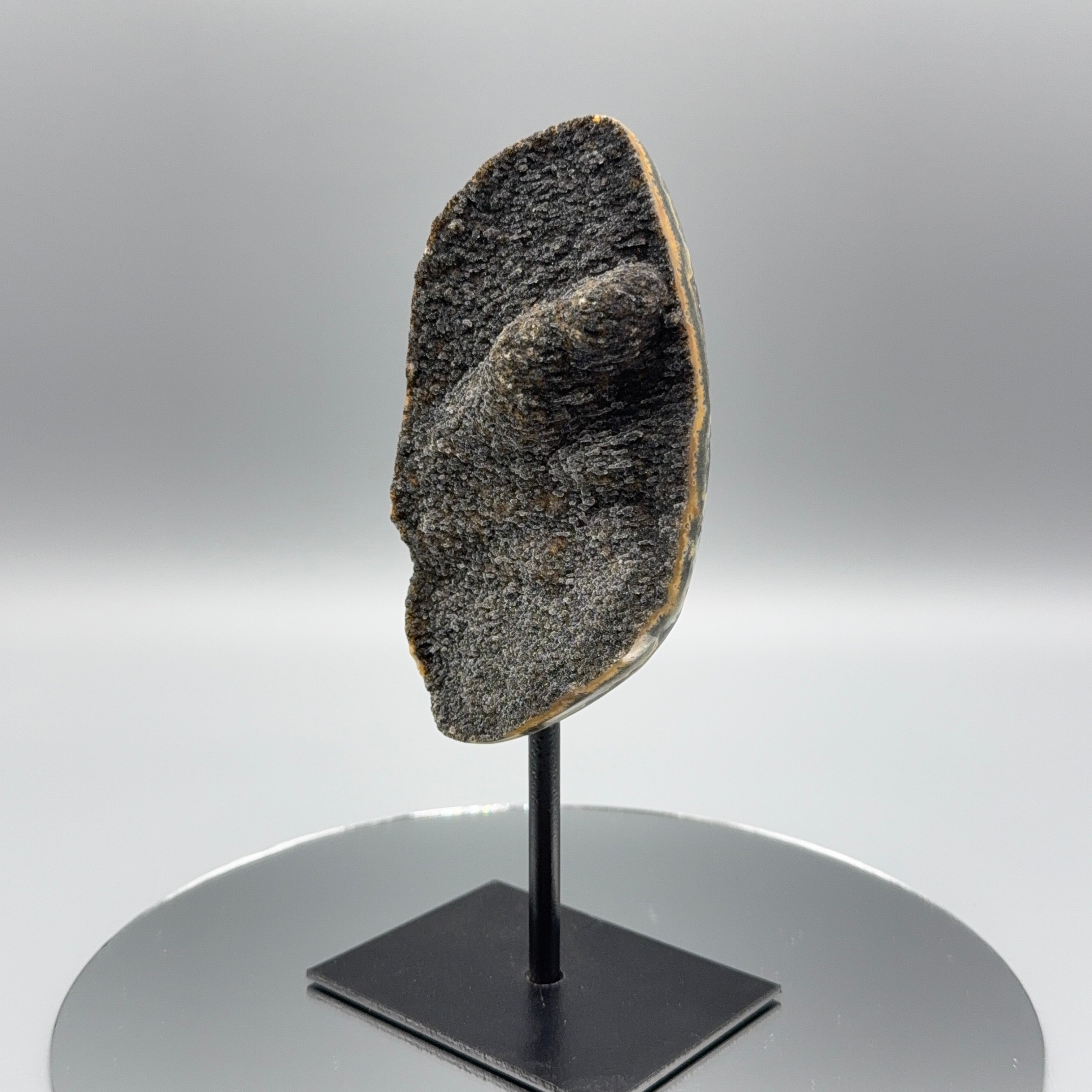 Schwarzer Amethyst auf Ständer