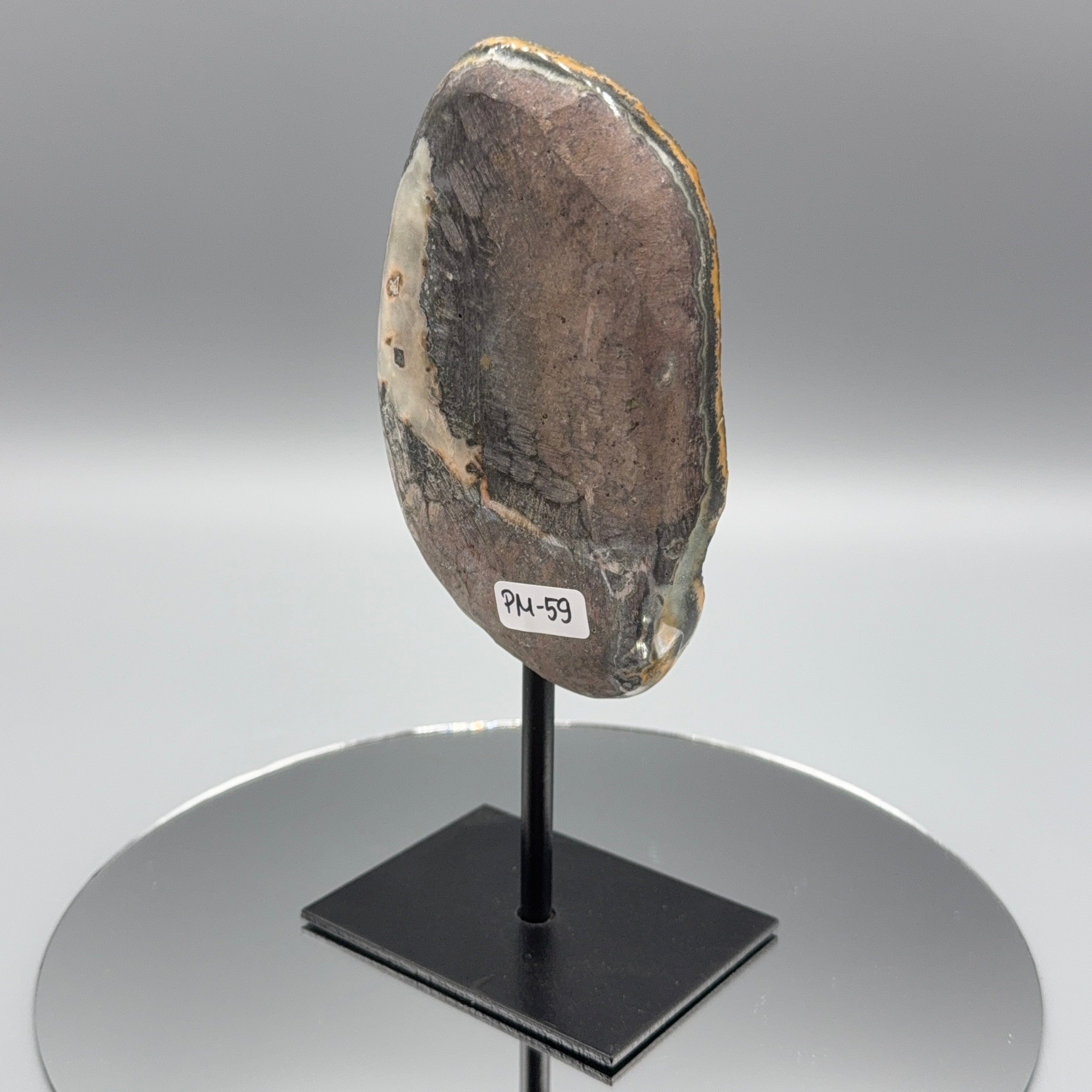 Schwarzer Amethyst auf Ständer