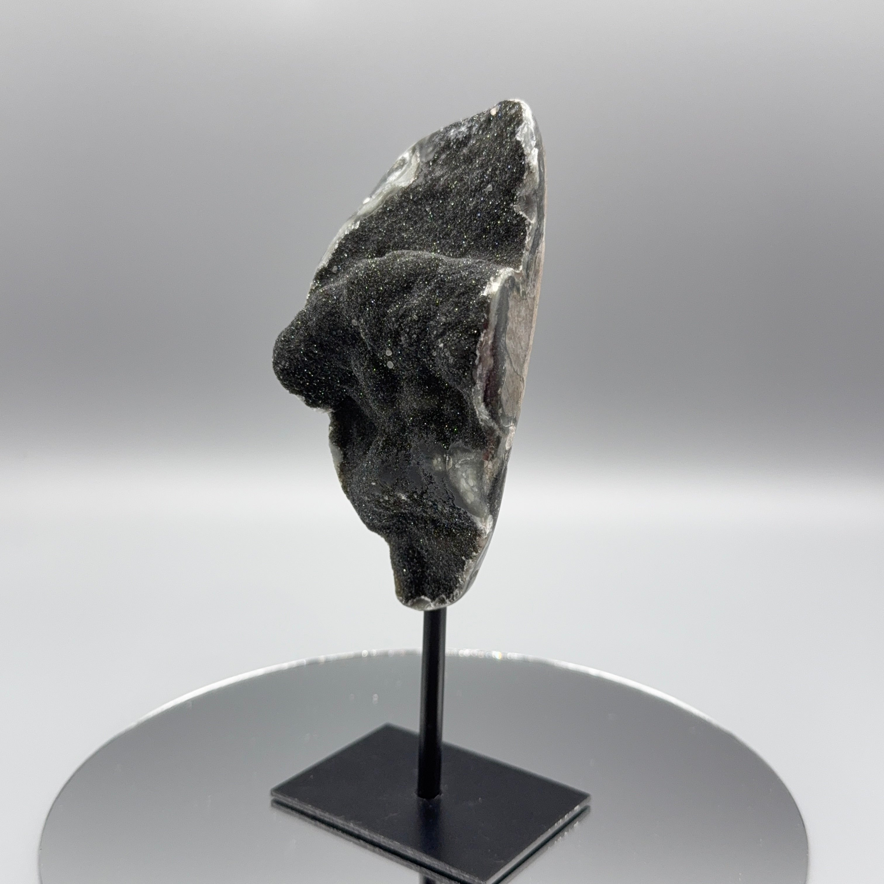 Schwarzer Amethyst auf Ständer