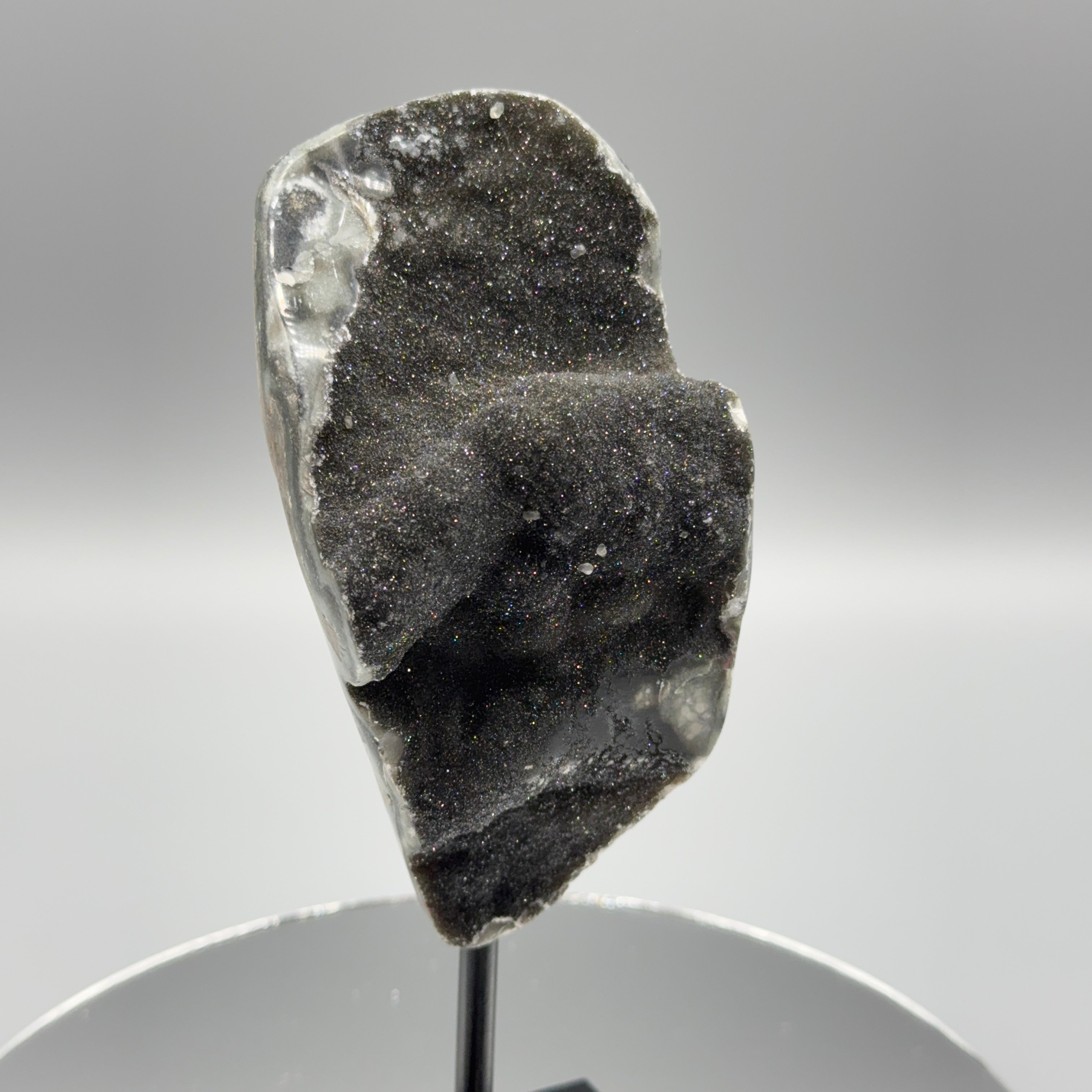 Schwarzer Amethyst auf Ständer