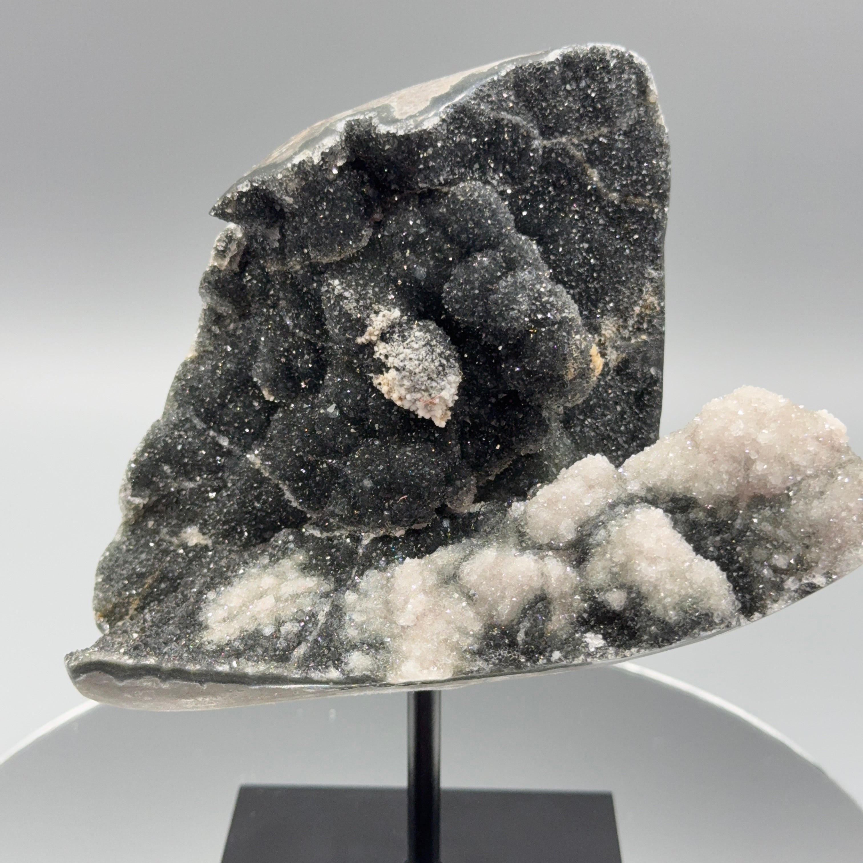 Schwarzer Amethyst auf Ständer