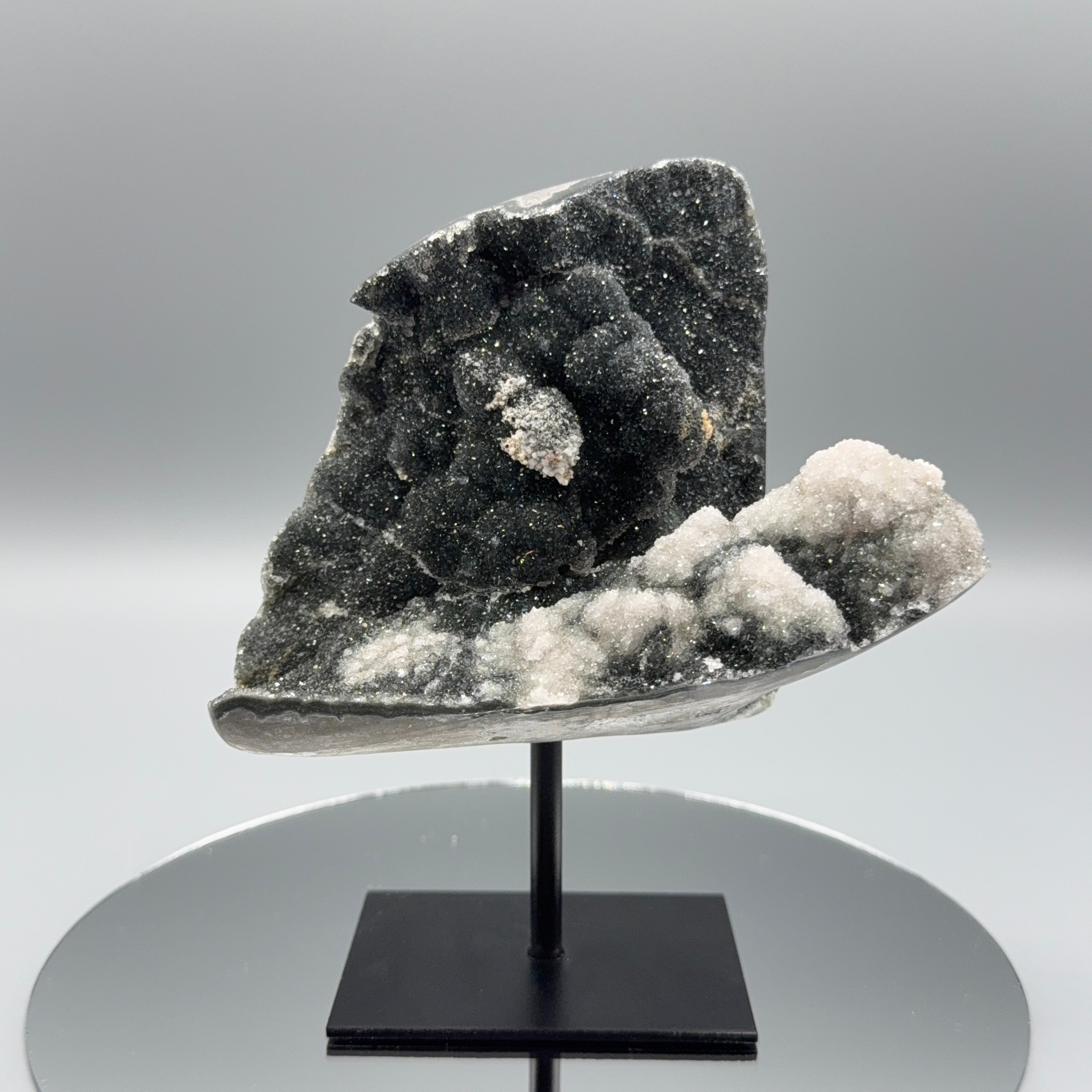 Schwarzer Amethyst auf Ständer