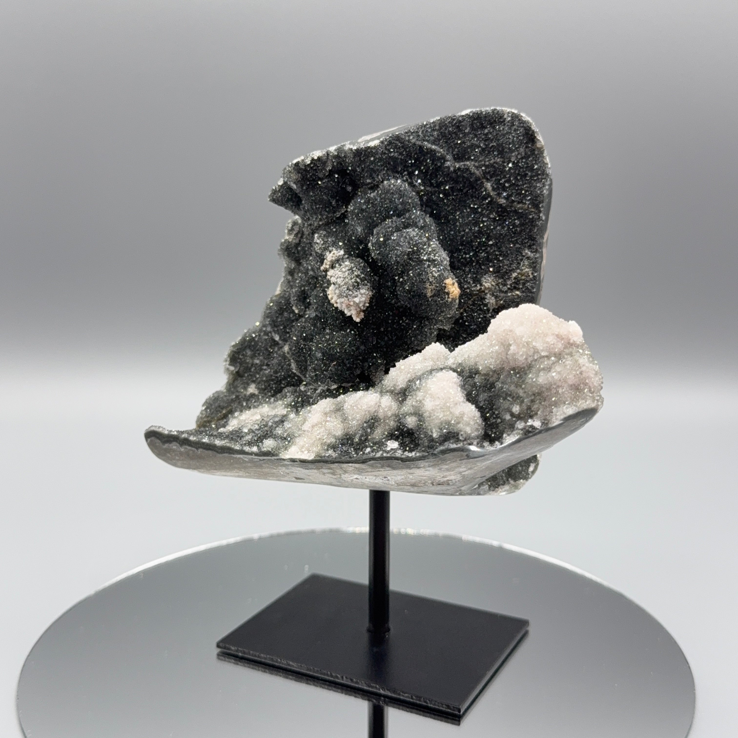 Schwarzer Amethyst auf Ständer