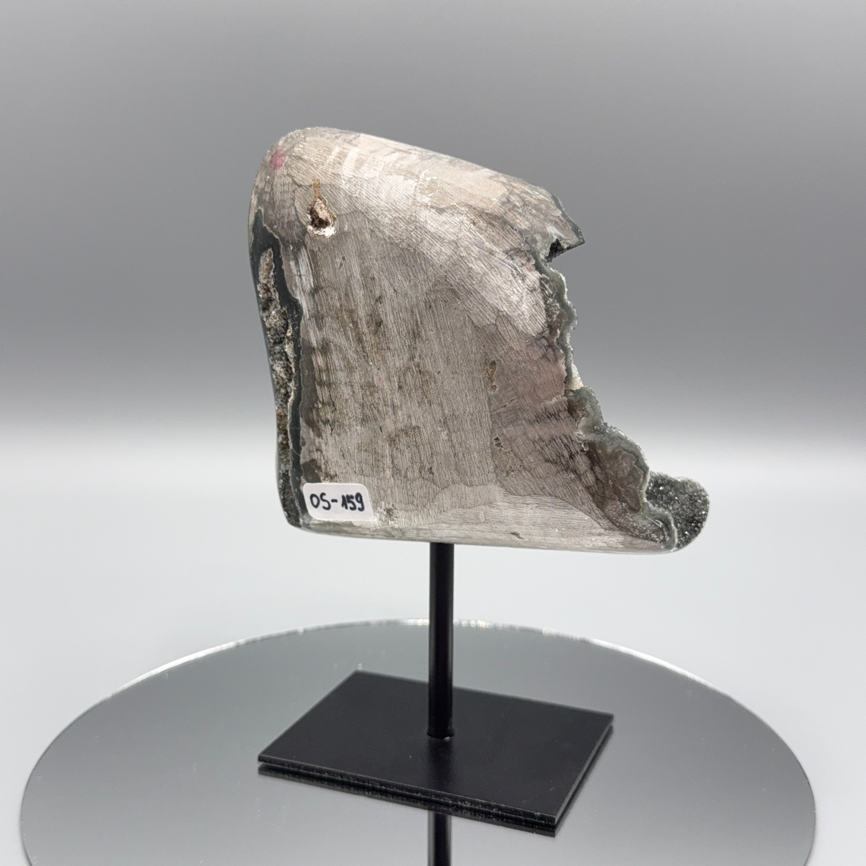Schwarzer Amethyst auf Ständer