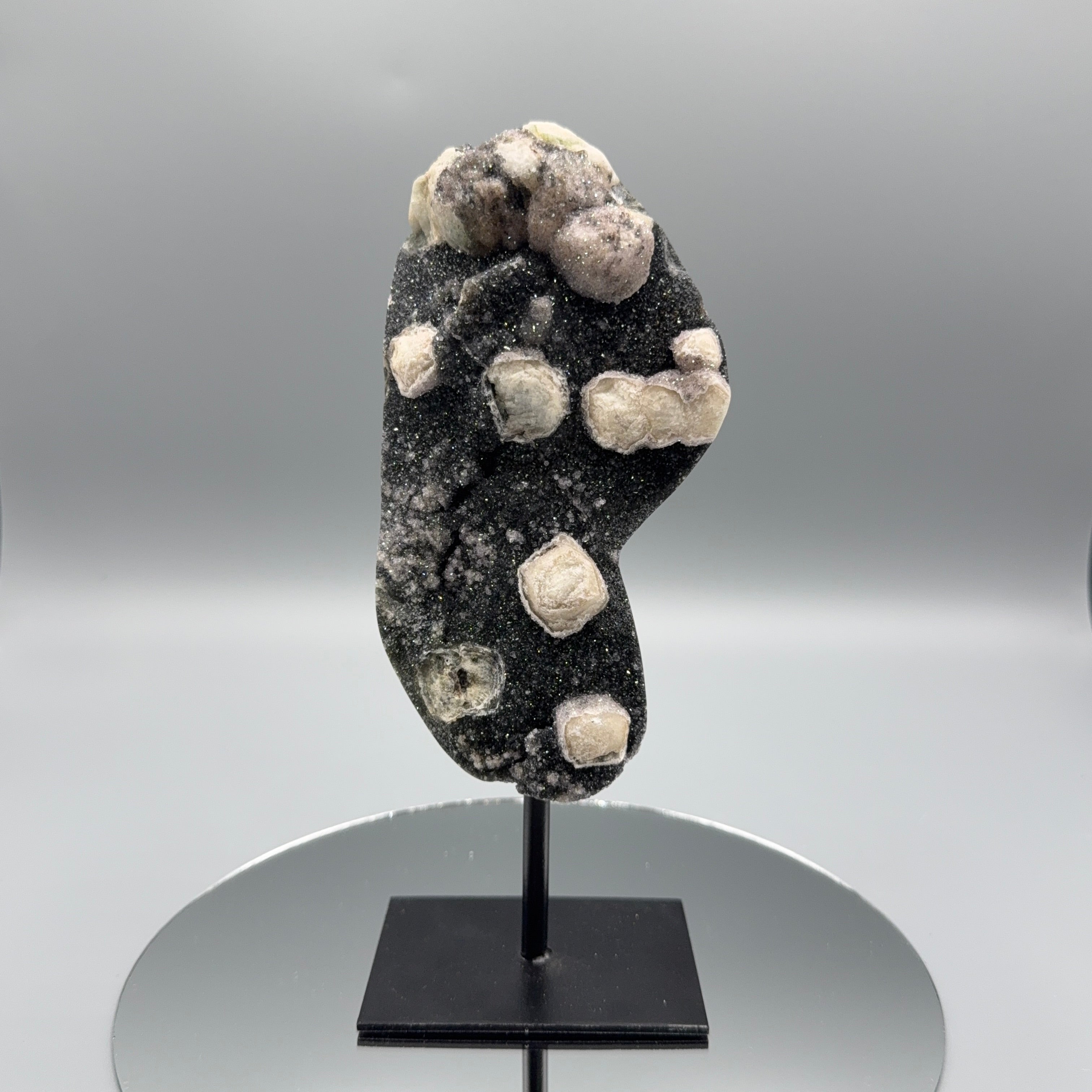 Schwarzer Amethyst auf Ständer