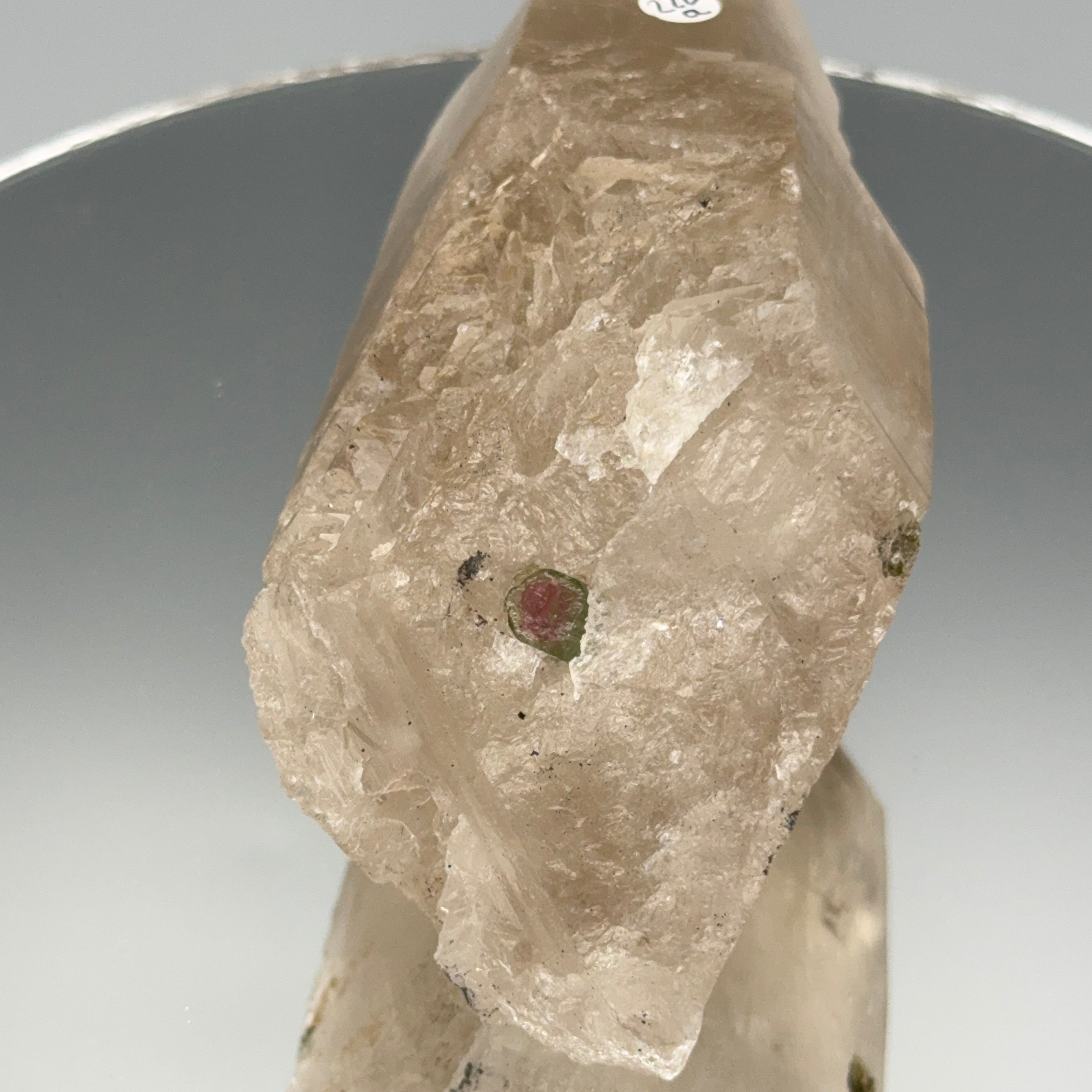 Natur-Citrin mit Turmalin auf Ständer