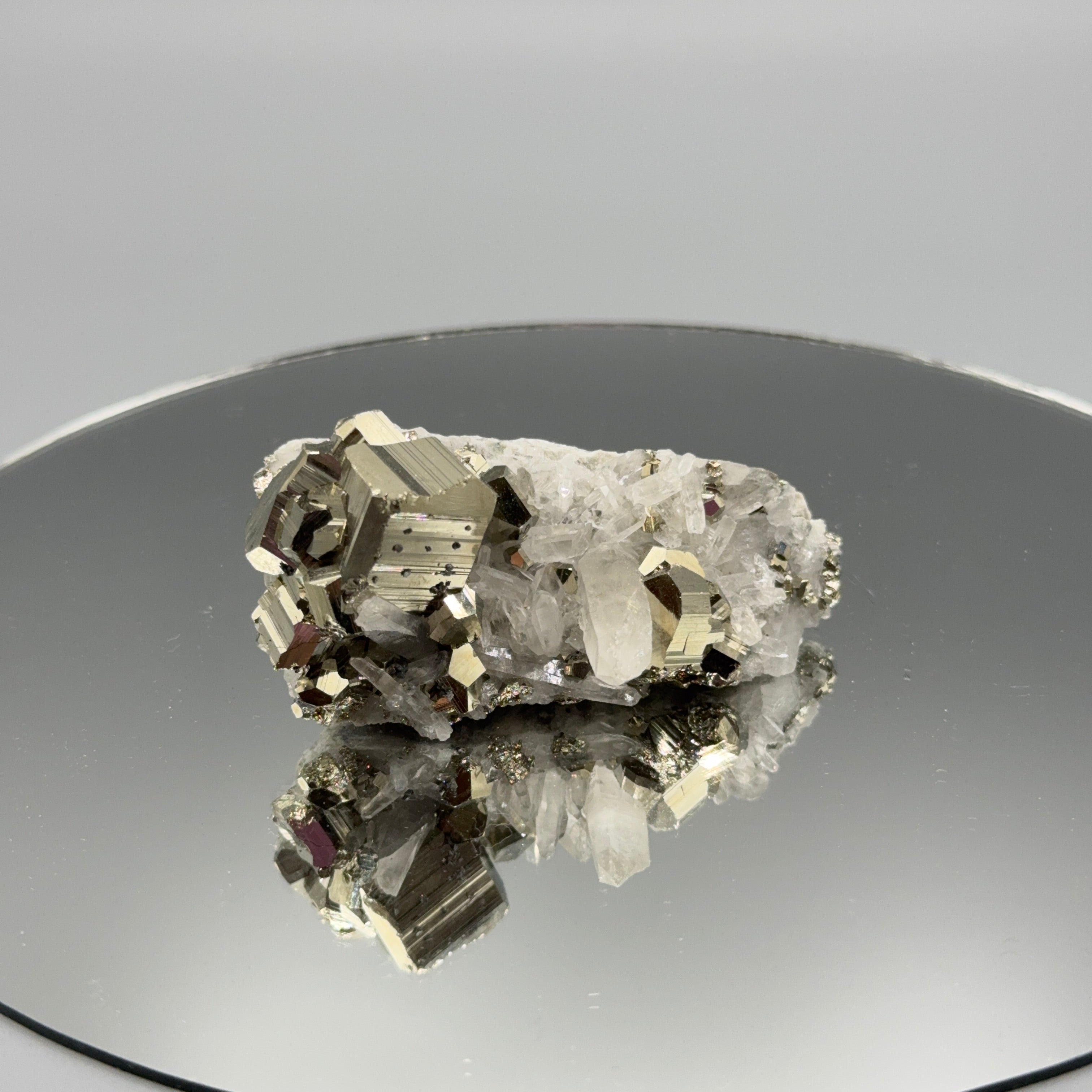 Pyrit mit Bergkristall Cluster