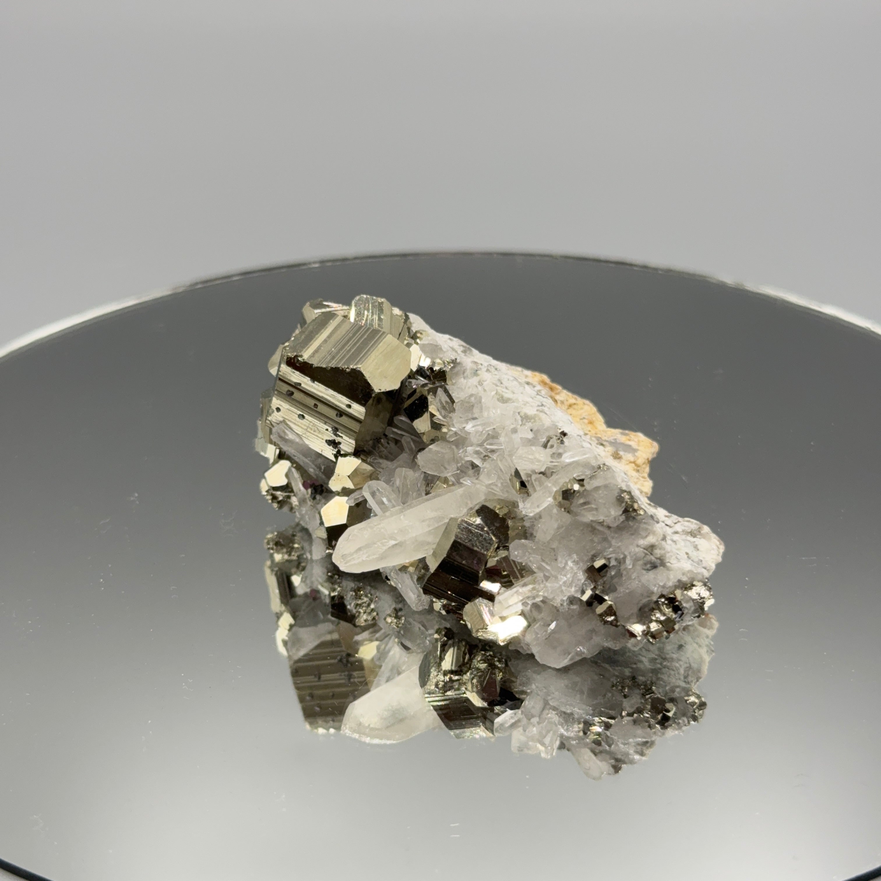 Pyrit mit Bergkristall Cluster