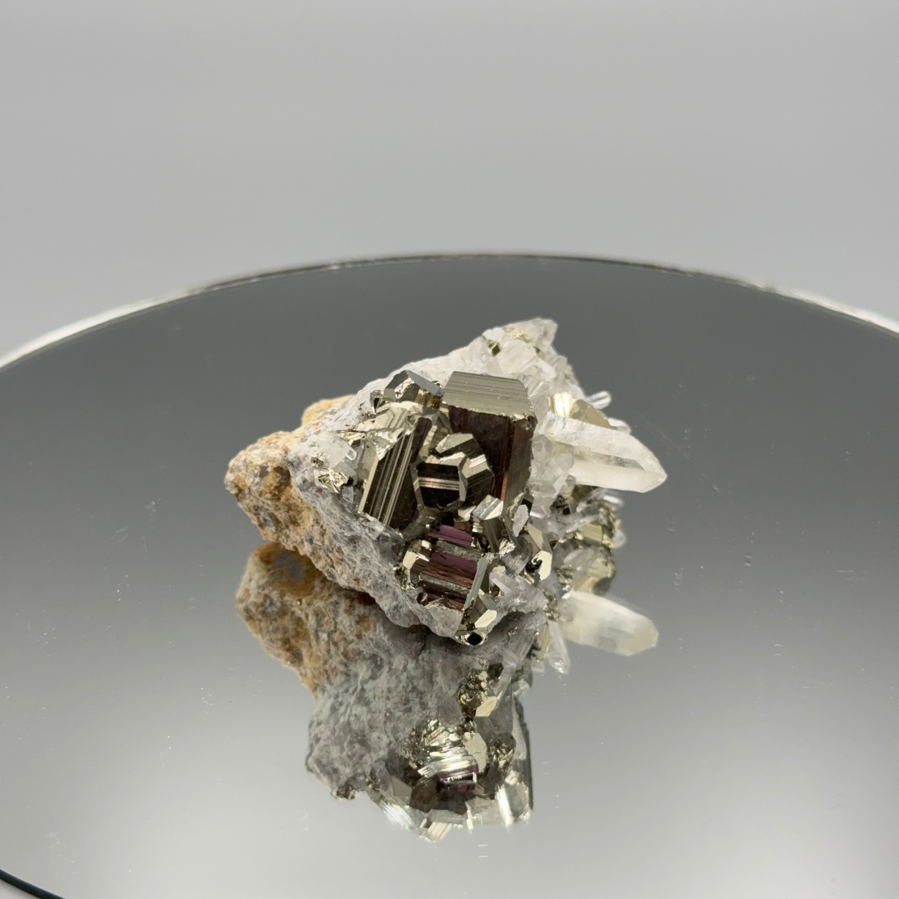 Pyrit mit Bergkristall Cluster