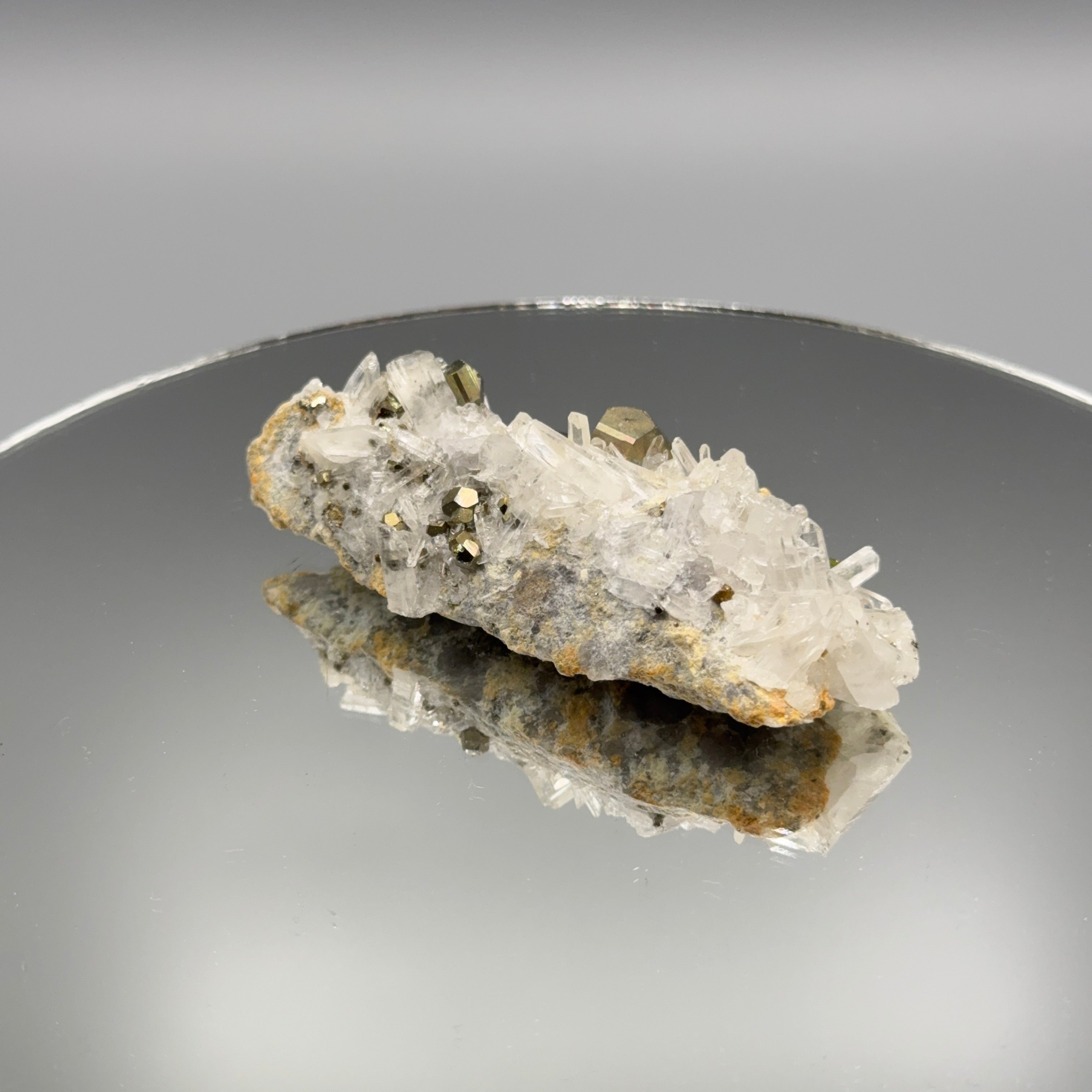 Pyrit mit Bergkristall Cluster
