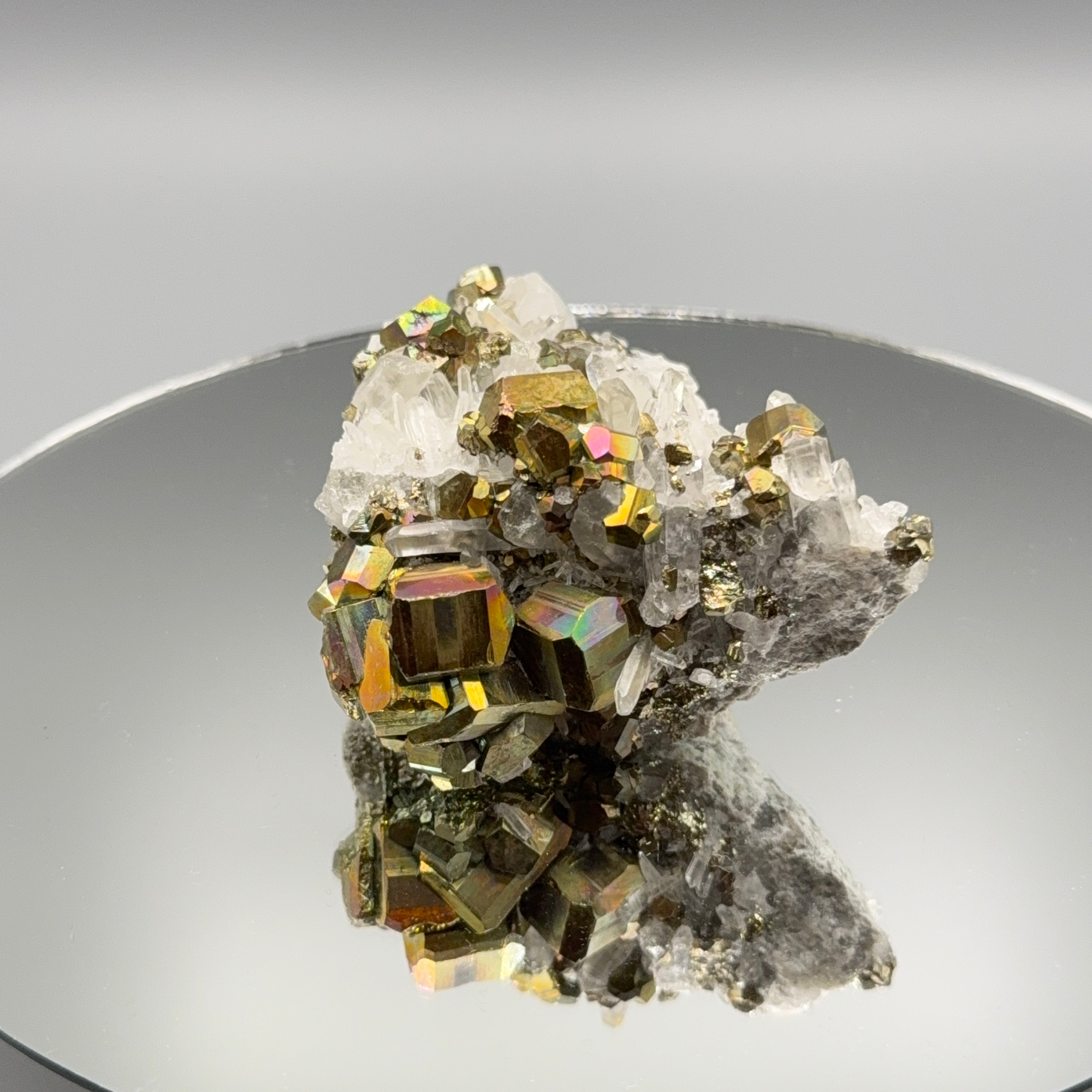 Pyrit mit Bergkristall Cluster