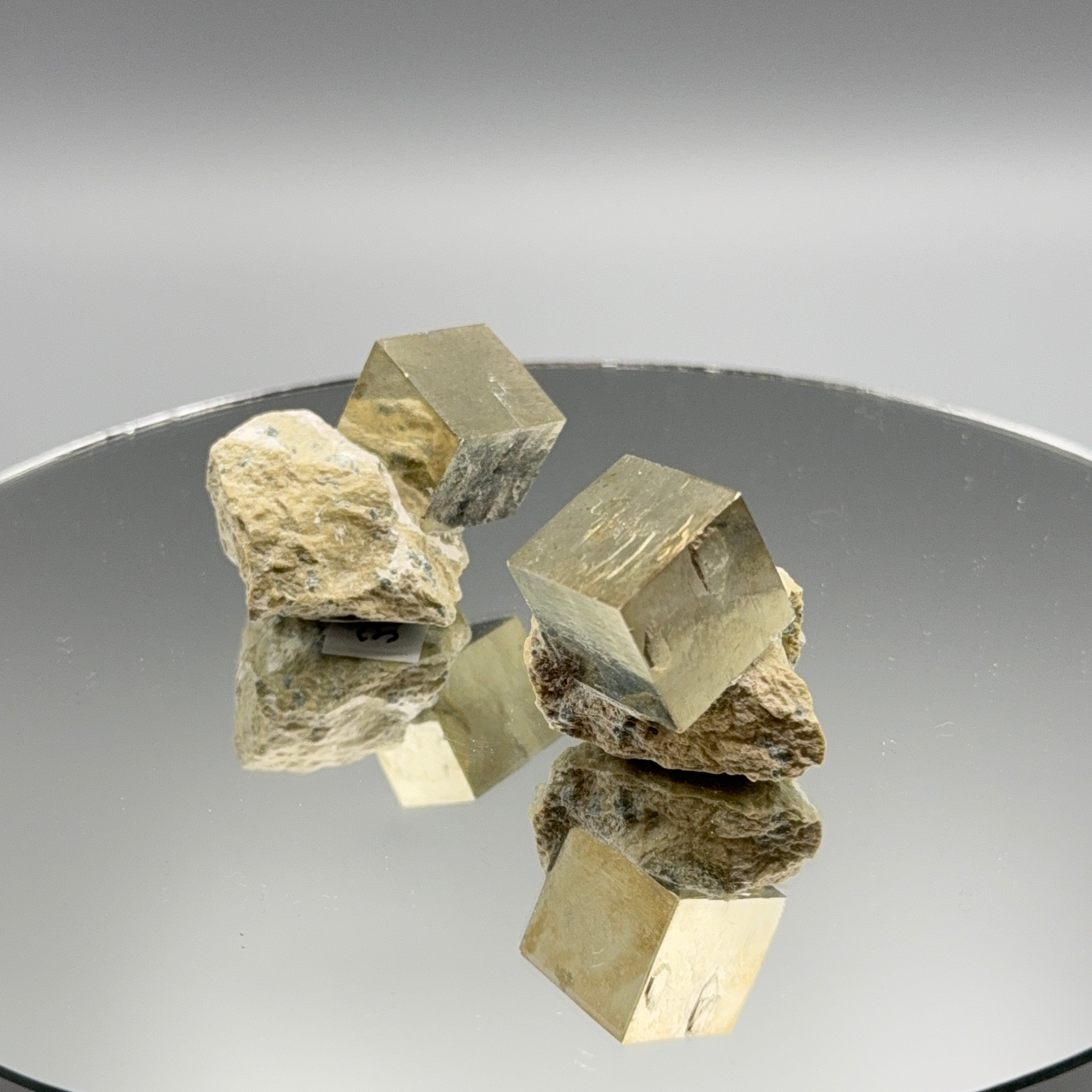 Pyrit Würfel in Matrix
