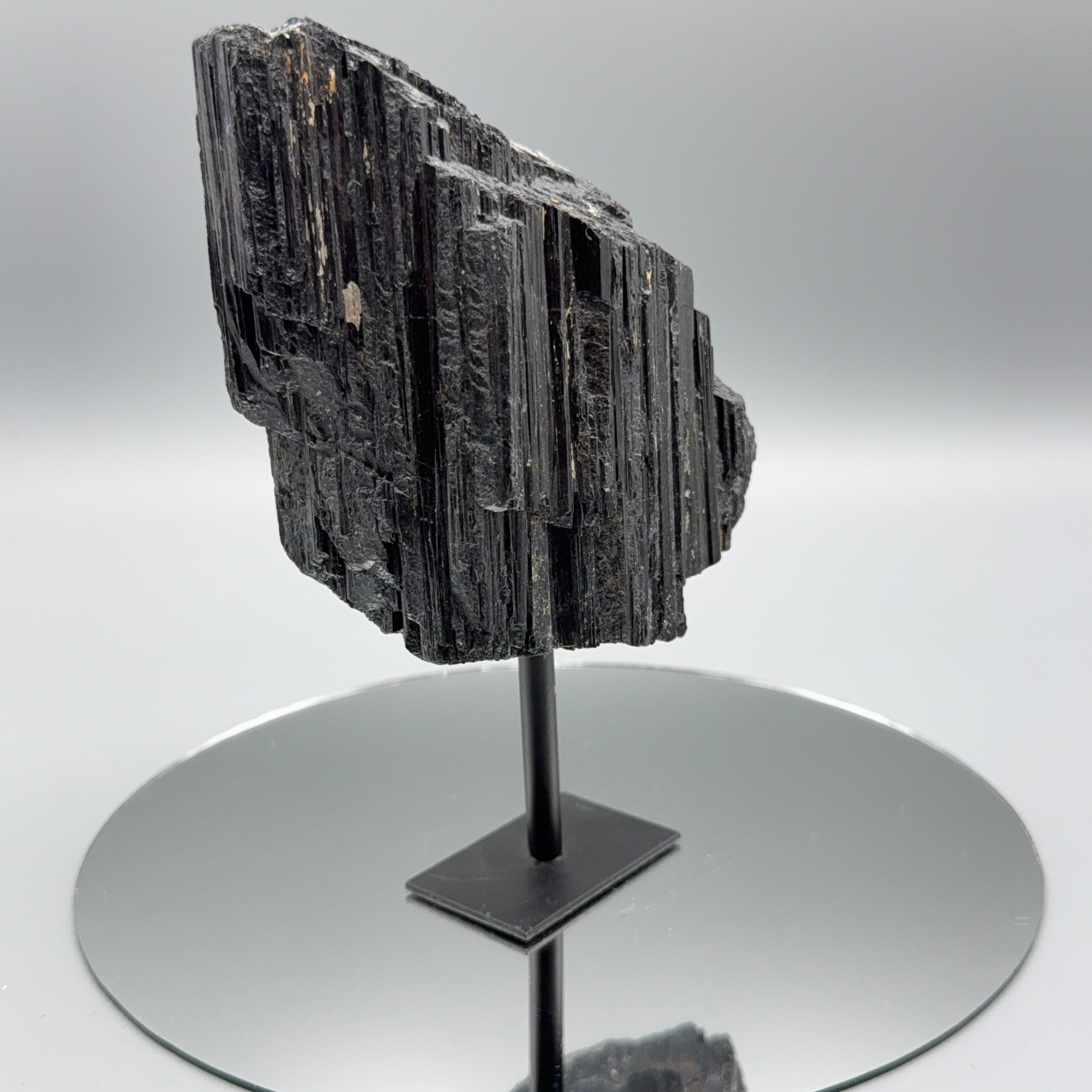 Schwarzer Turmalin auf Ständer