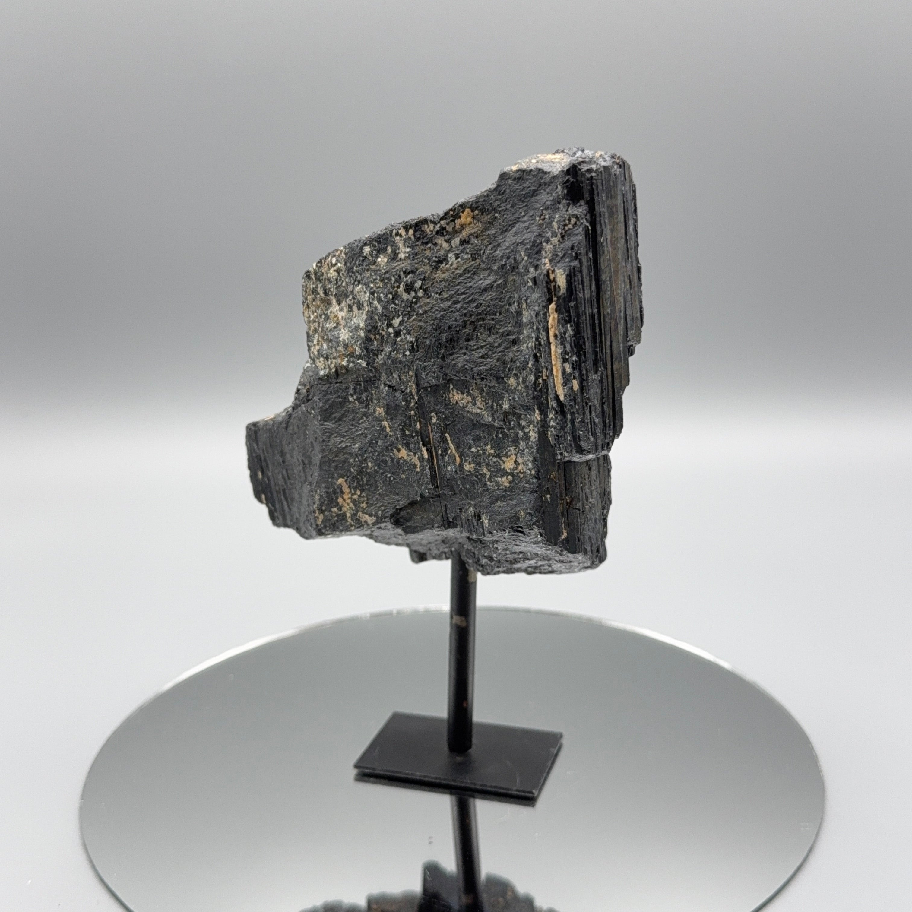 Schwarzer Turmalin auf Ständer