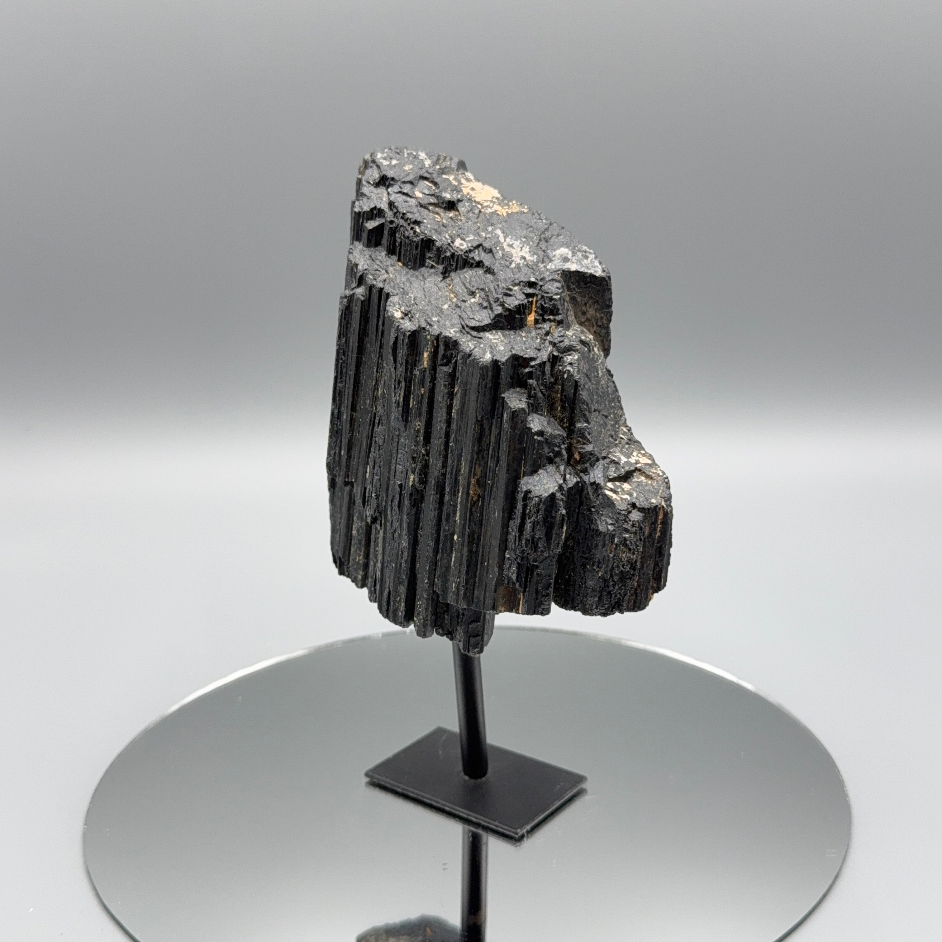 Schwarzer Turmalin auf Ständer