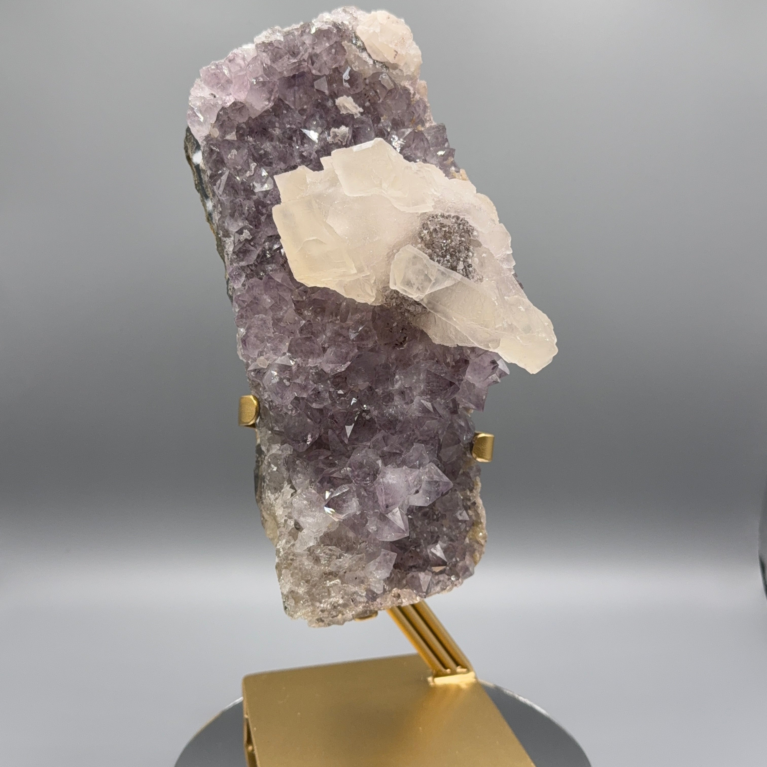 XL Amethyst mit Calcit auf Ständer