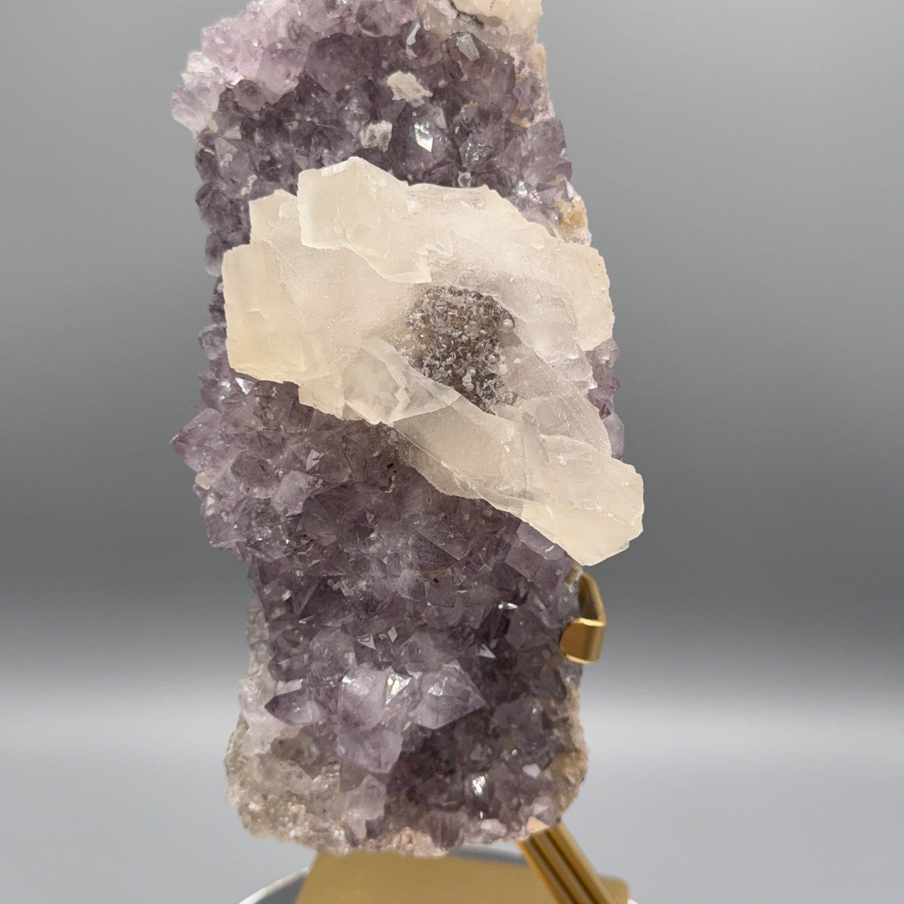 XL Amethyst mit Calcit auf Ständer
