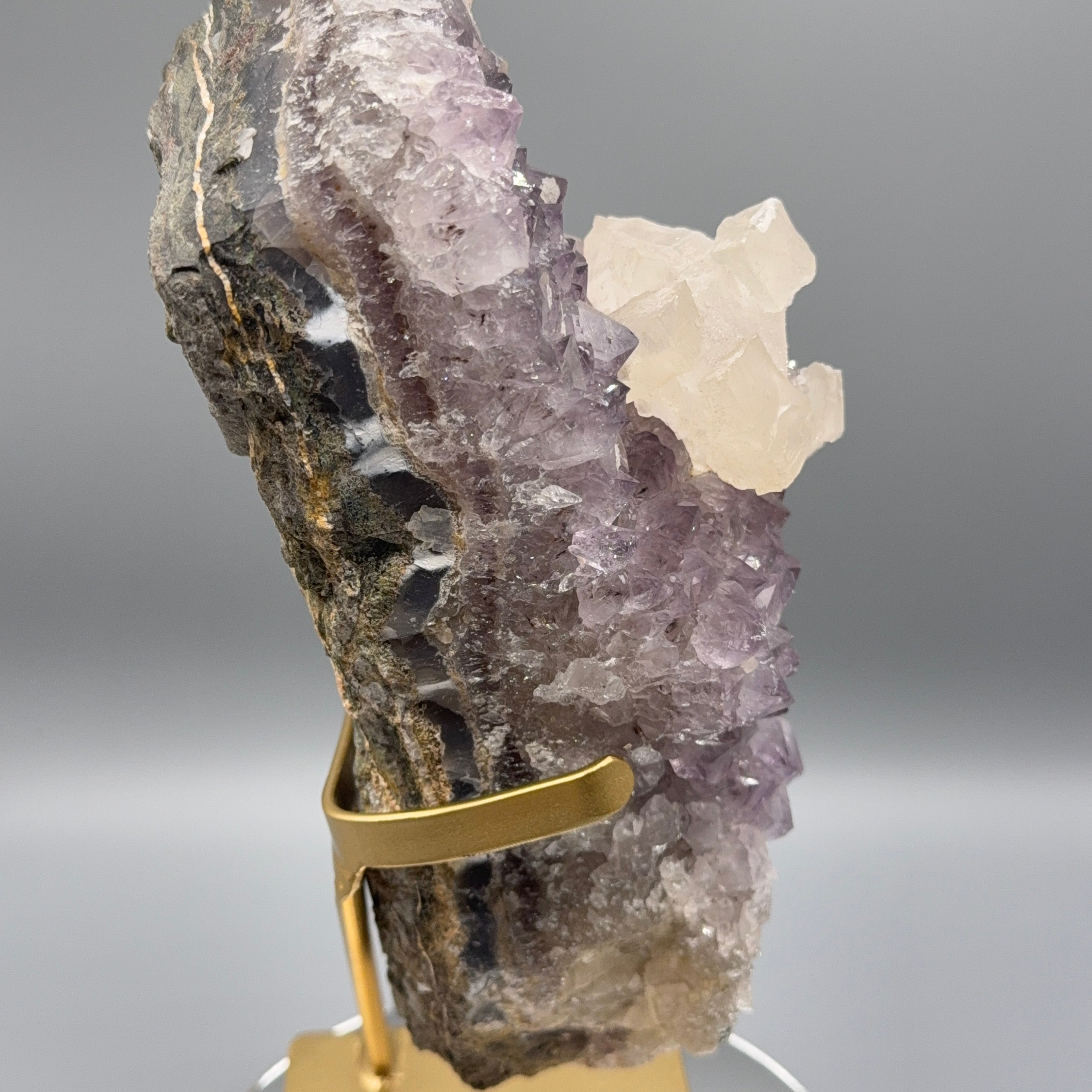 XL Amethyst mit Calcit auf Ständer