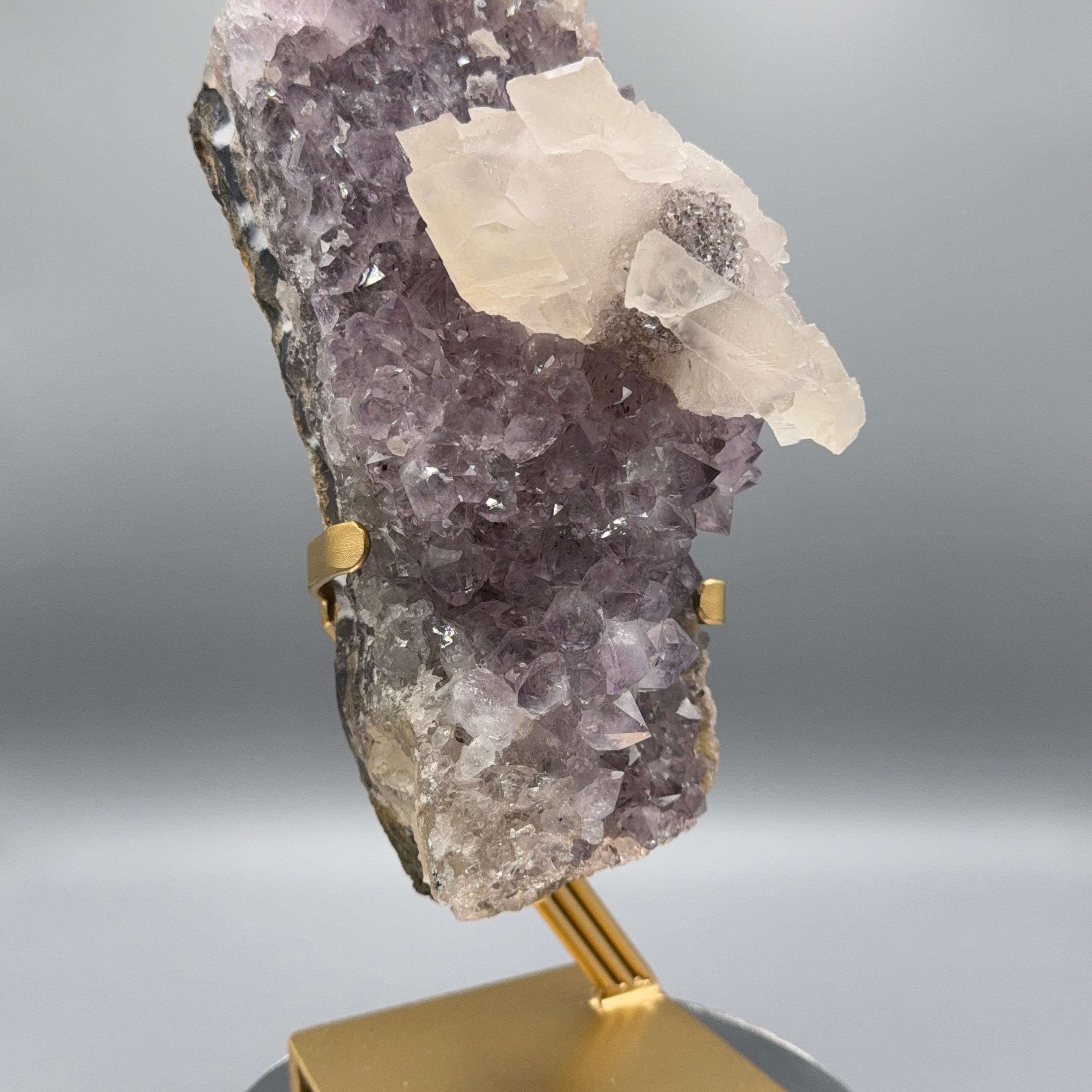 XL Amethyst mit Calcit auf Ständer