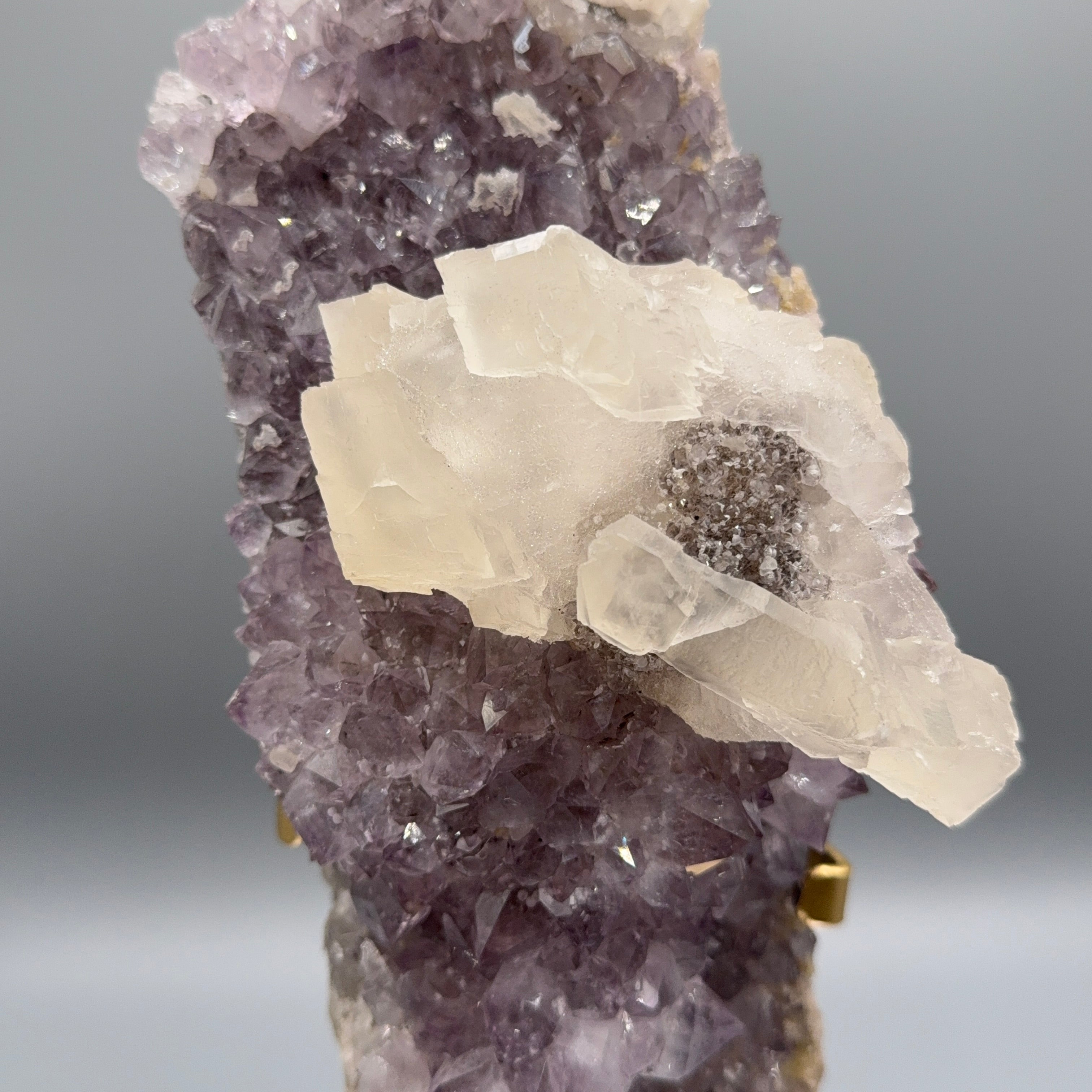 XL Amethyst mit Calcit auf Ständer