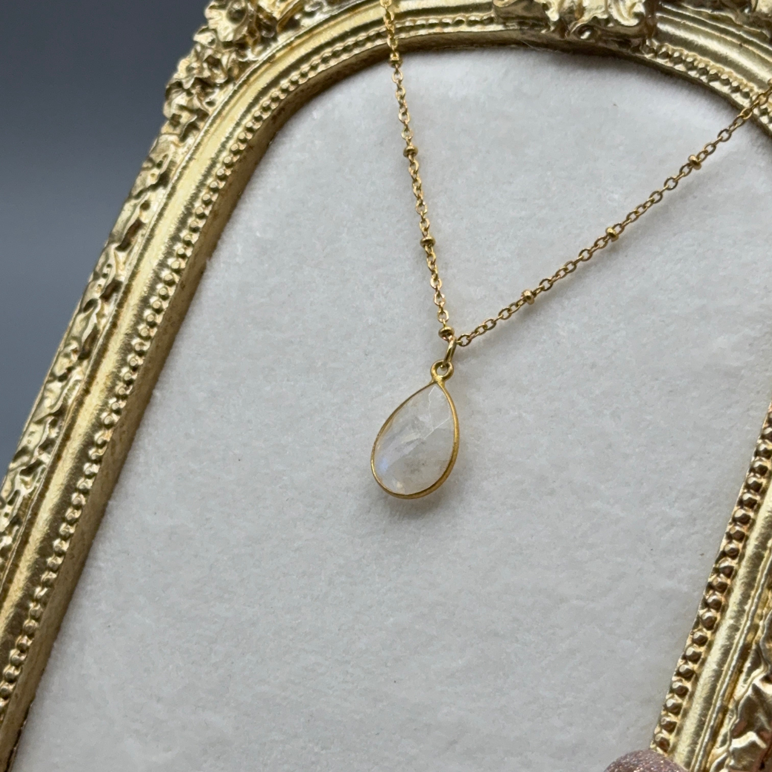 Regenbogen Mondstein Kette - gold