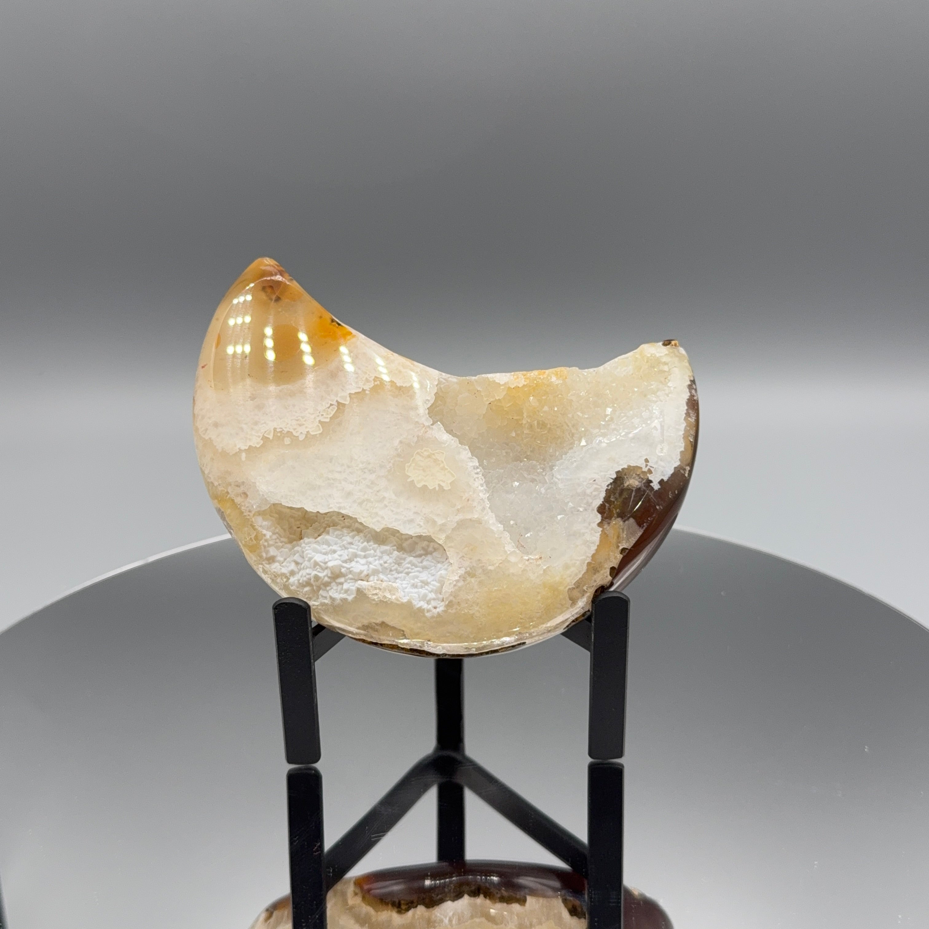 Achat Mond mit Druzy auf Ständer