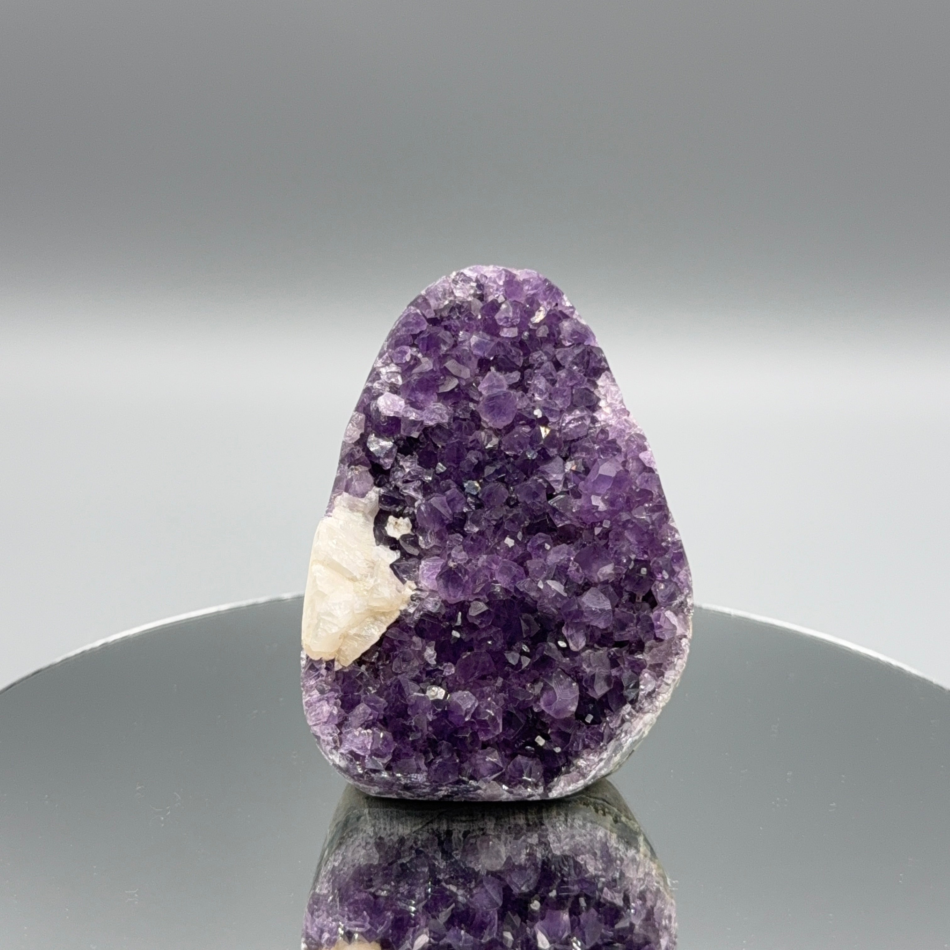 Amethyst Cut Base mit Calcit