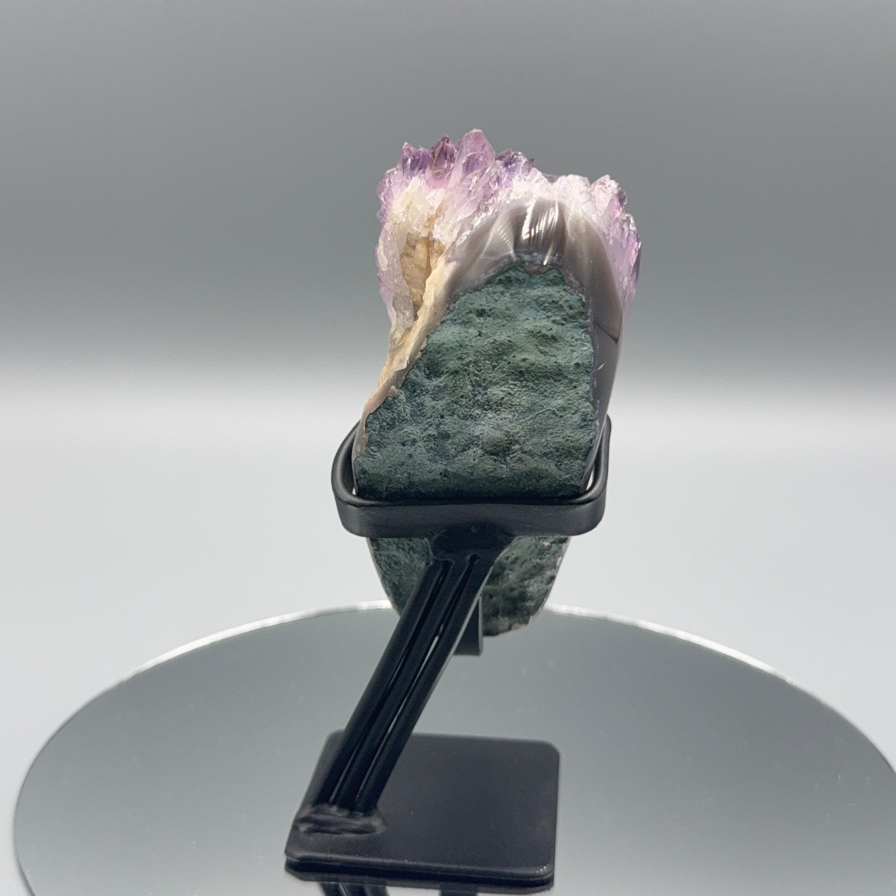 Amethyst auf Ständer mit Calcit
