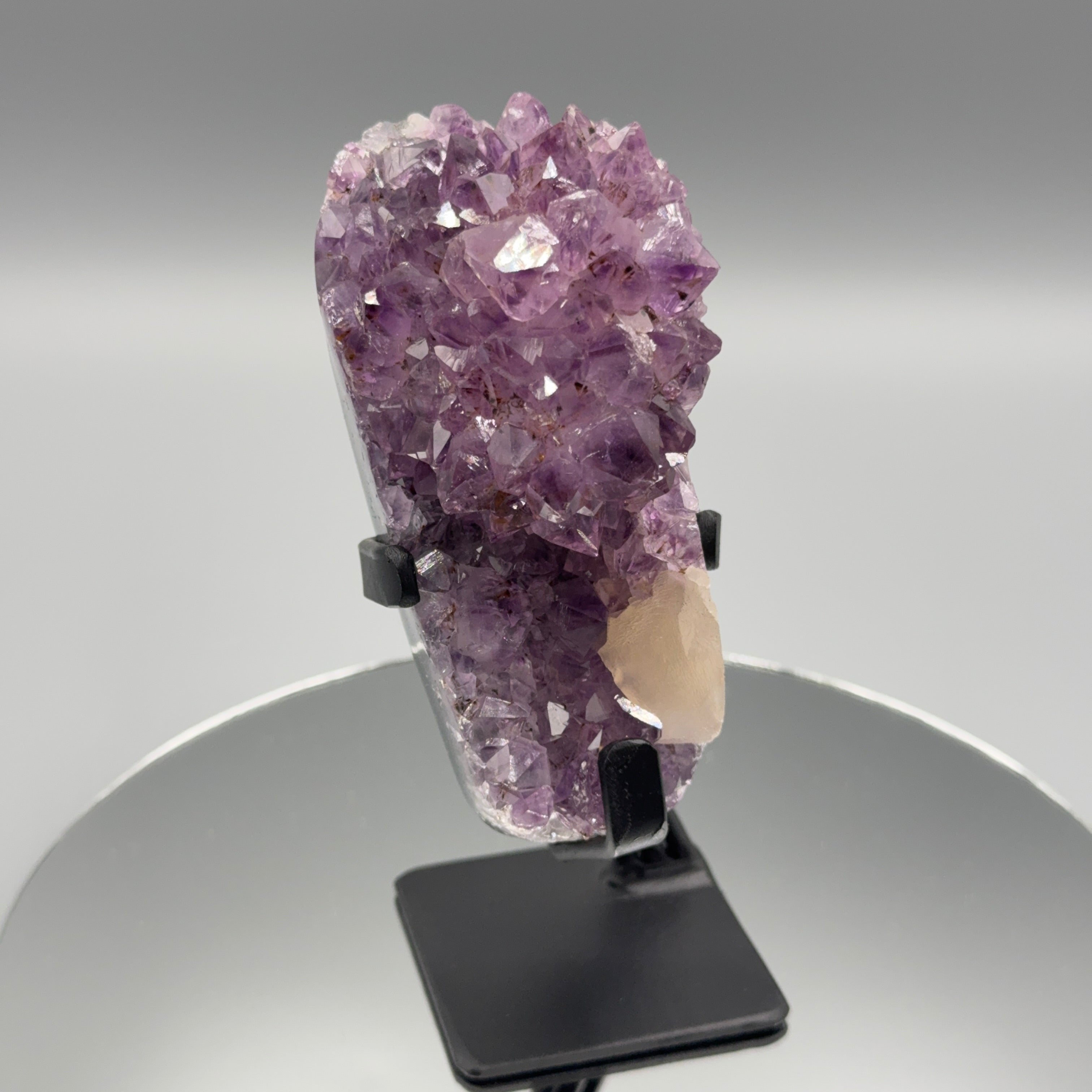 Amethyst auf Ständer mit Calcit