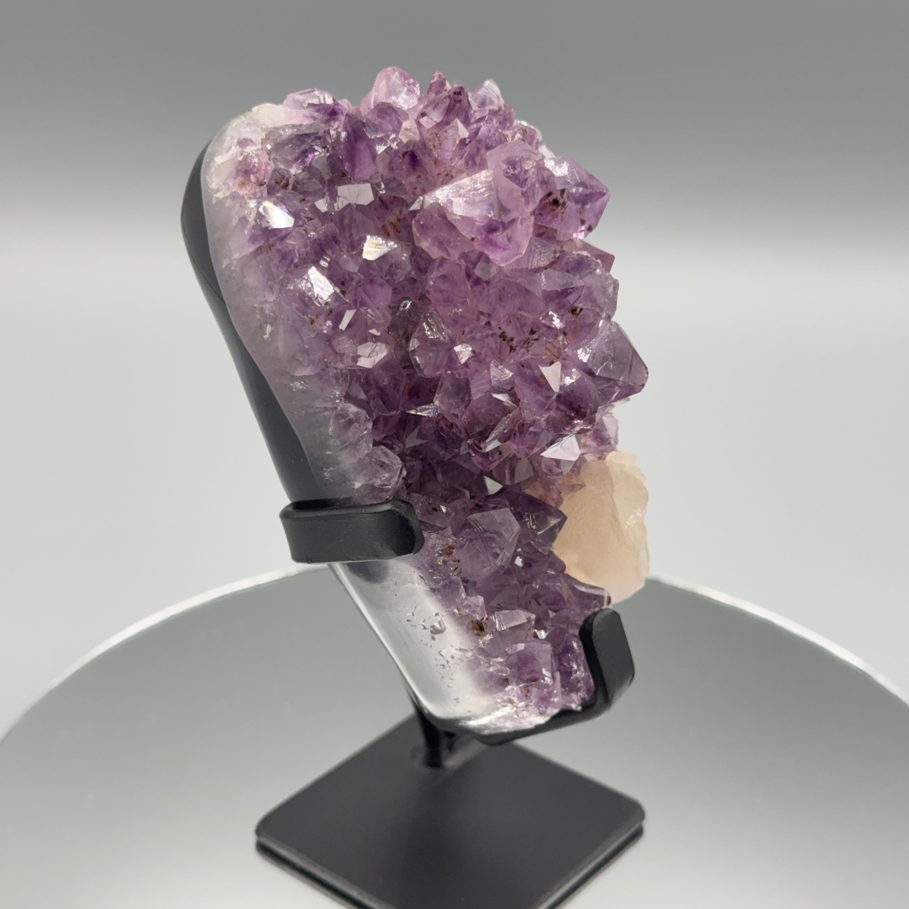 Amethyst auf Ständer mit Calcit