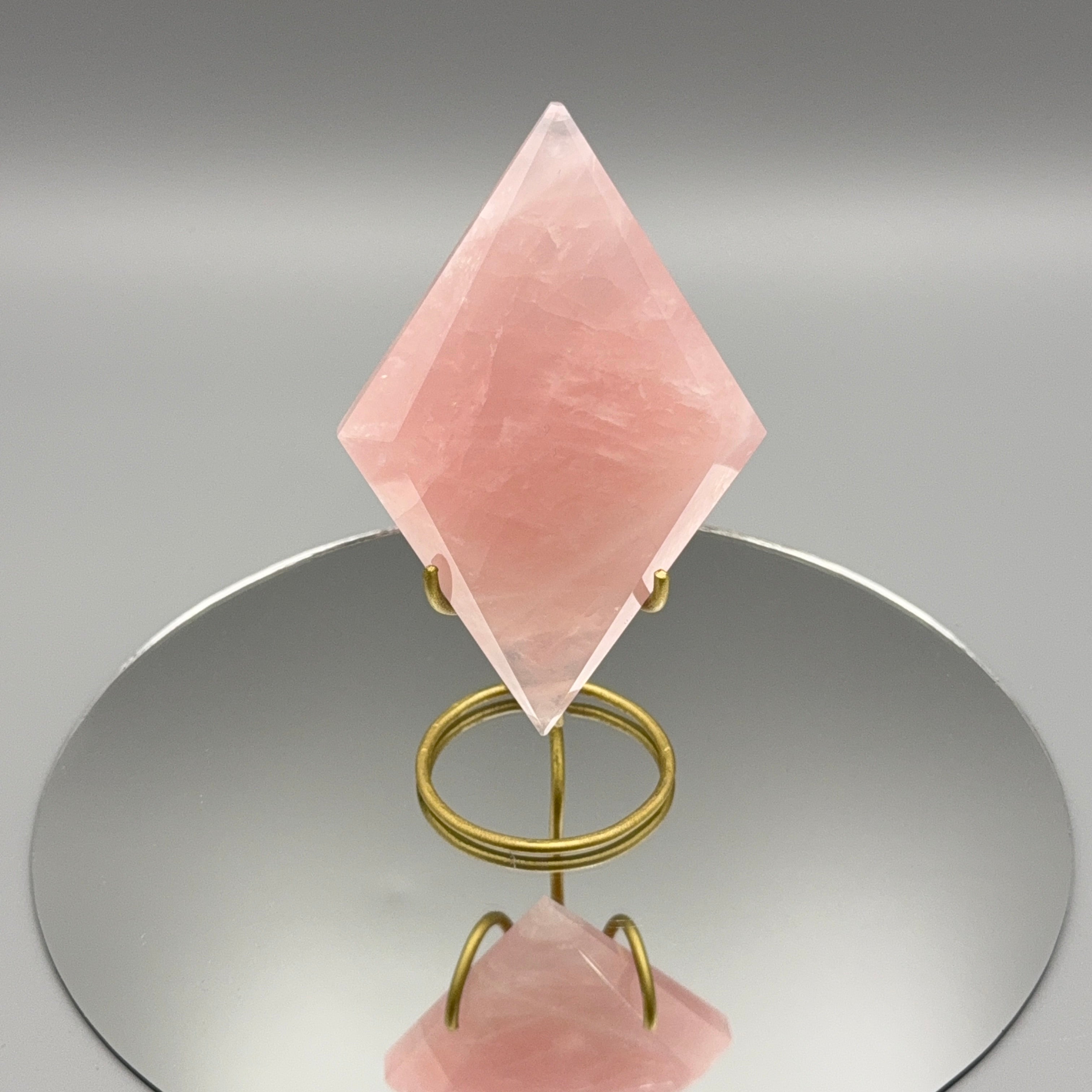 Rosenquarz Raute auf Ständer – Gold