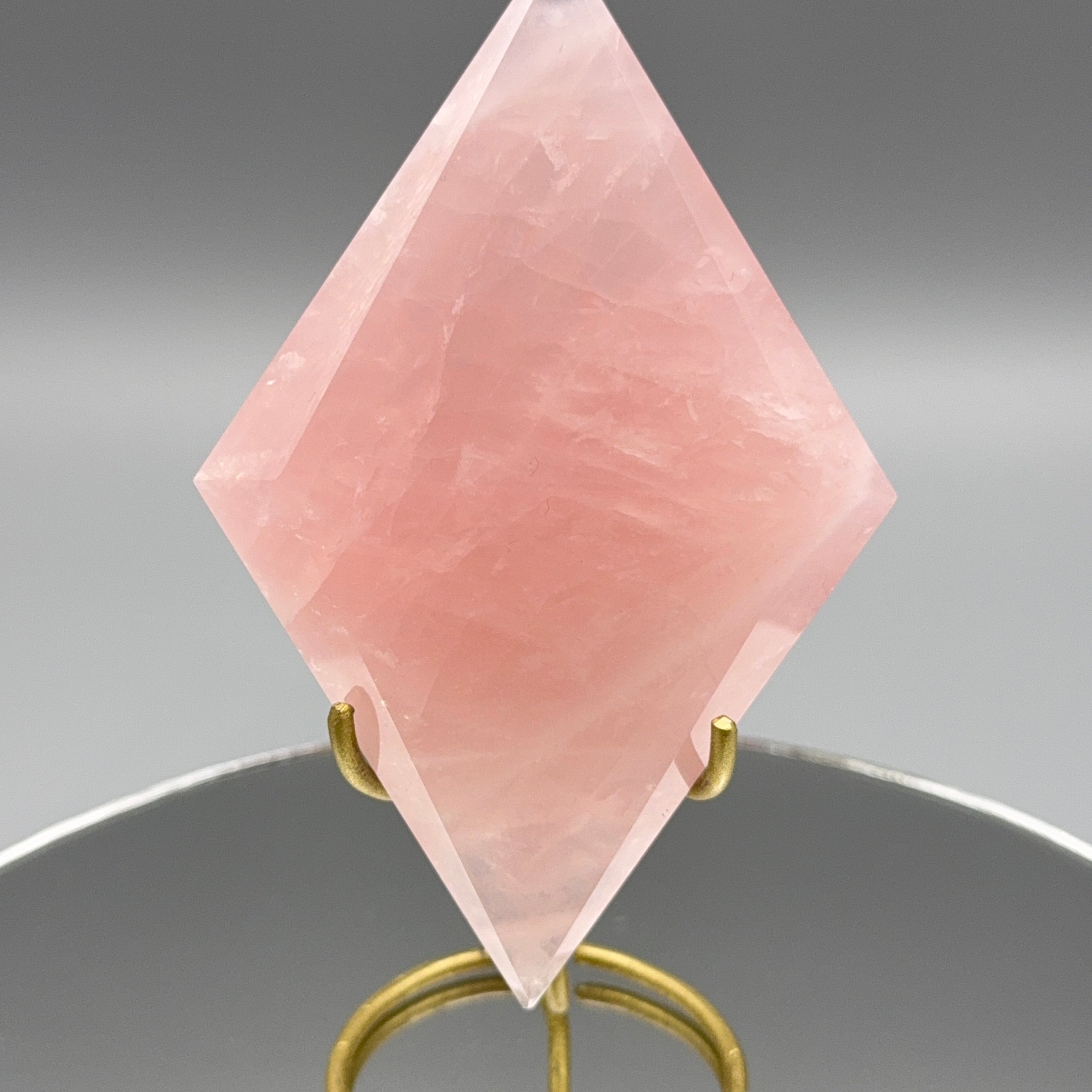 Rosenquarz Raute auf Ständer – Gold