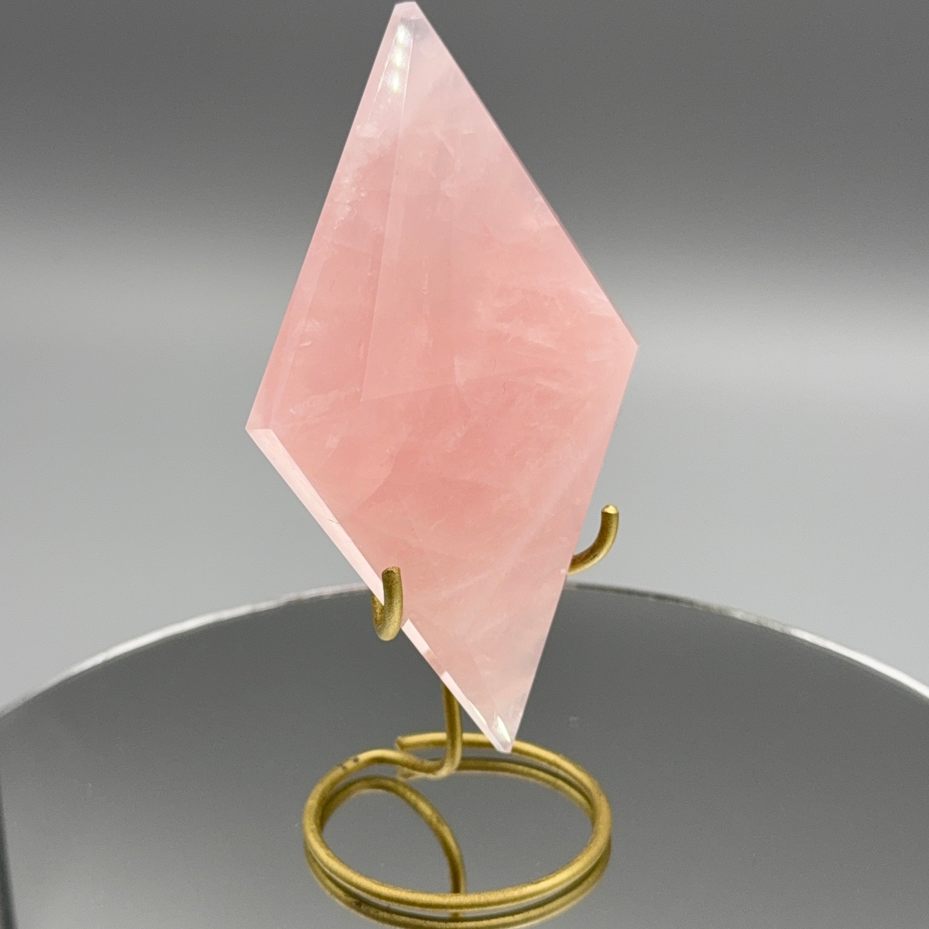 Rosenquarz Raute auf Ständer – Gold