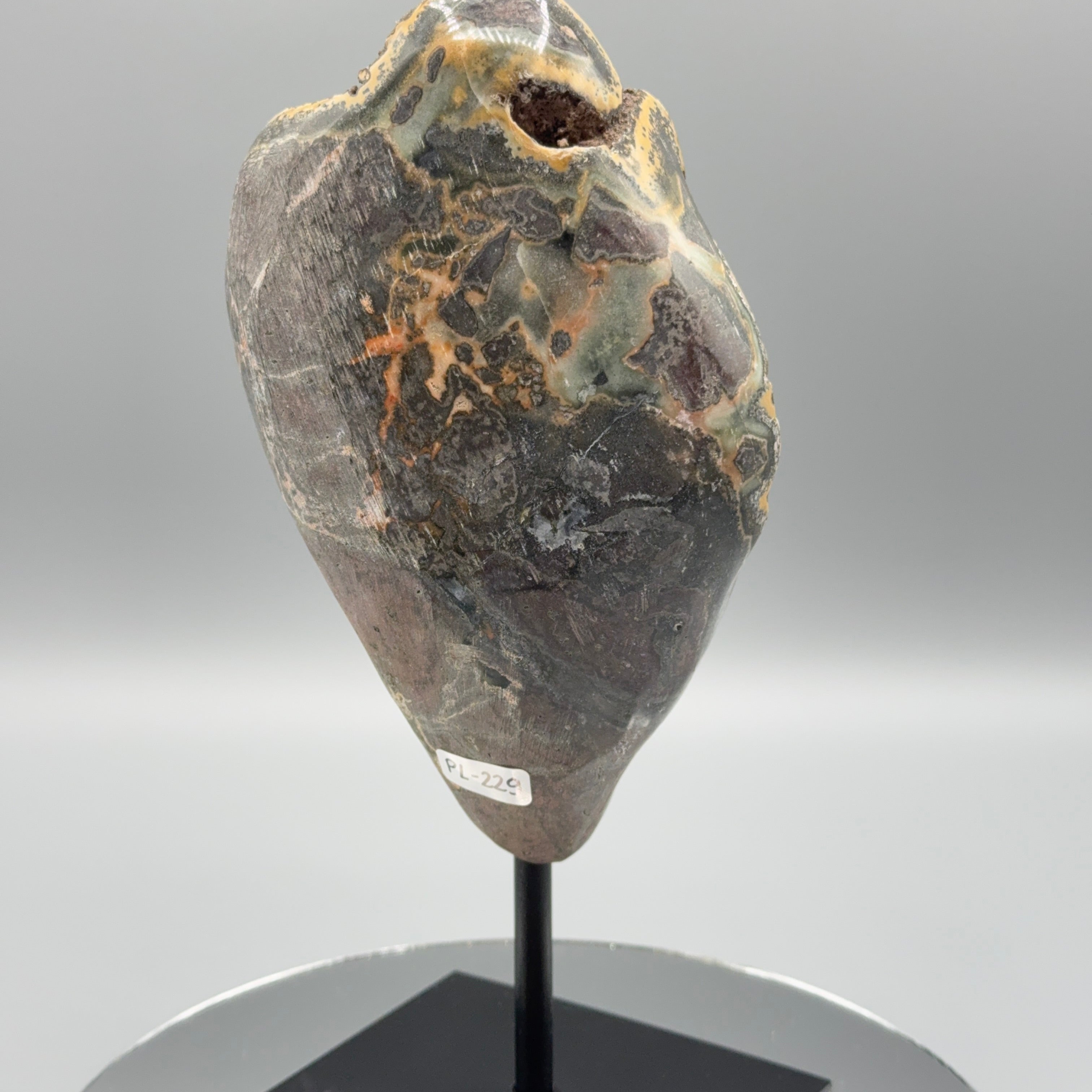 Schwarzer Amethyst auf Ständer