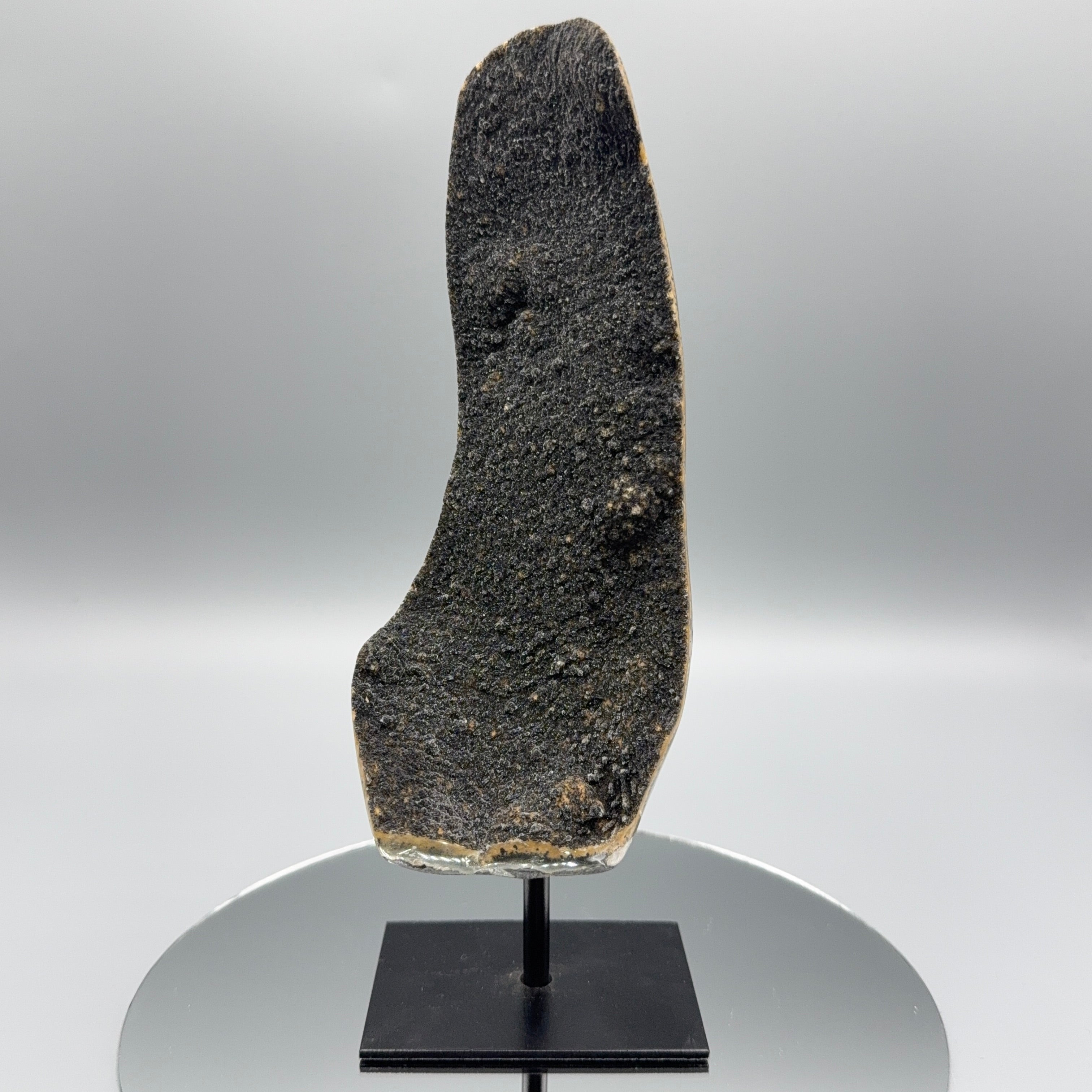 Schwarzer Amethyst auf Ständer
