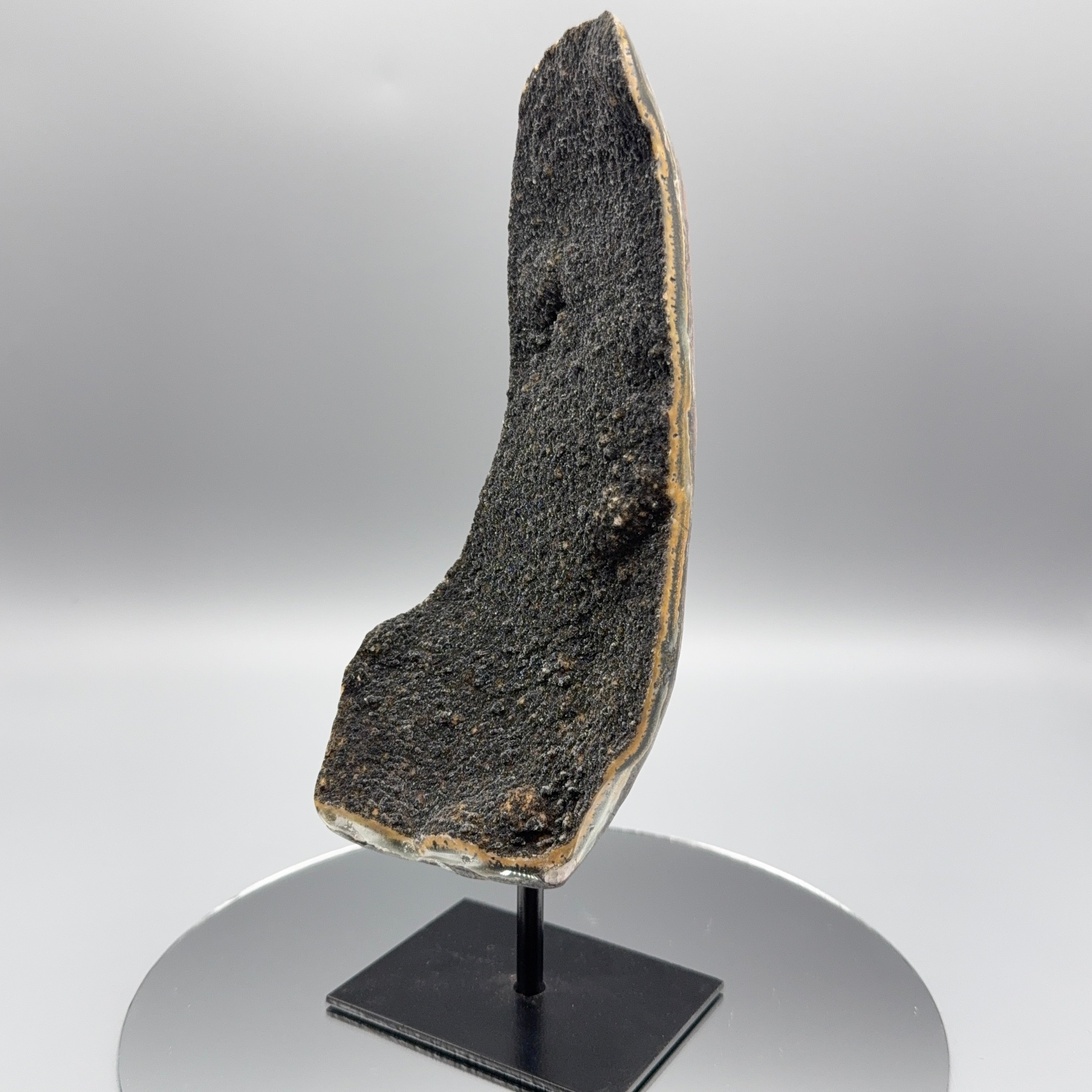 Schwarzer Amethyst auf Ständer