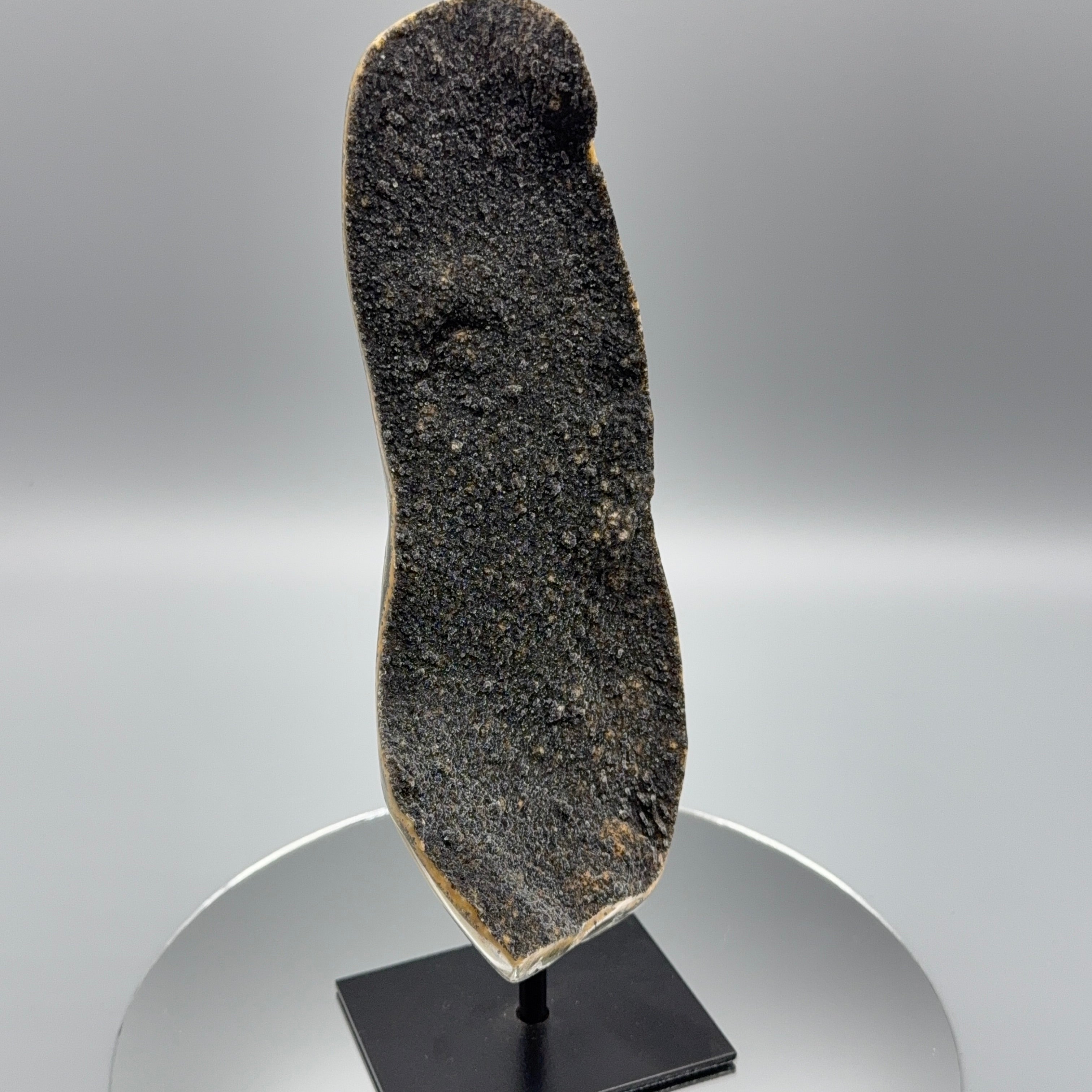 Schwarzer Amethyst auf Ständer