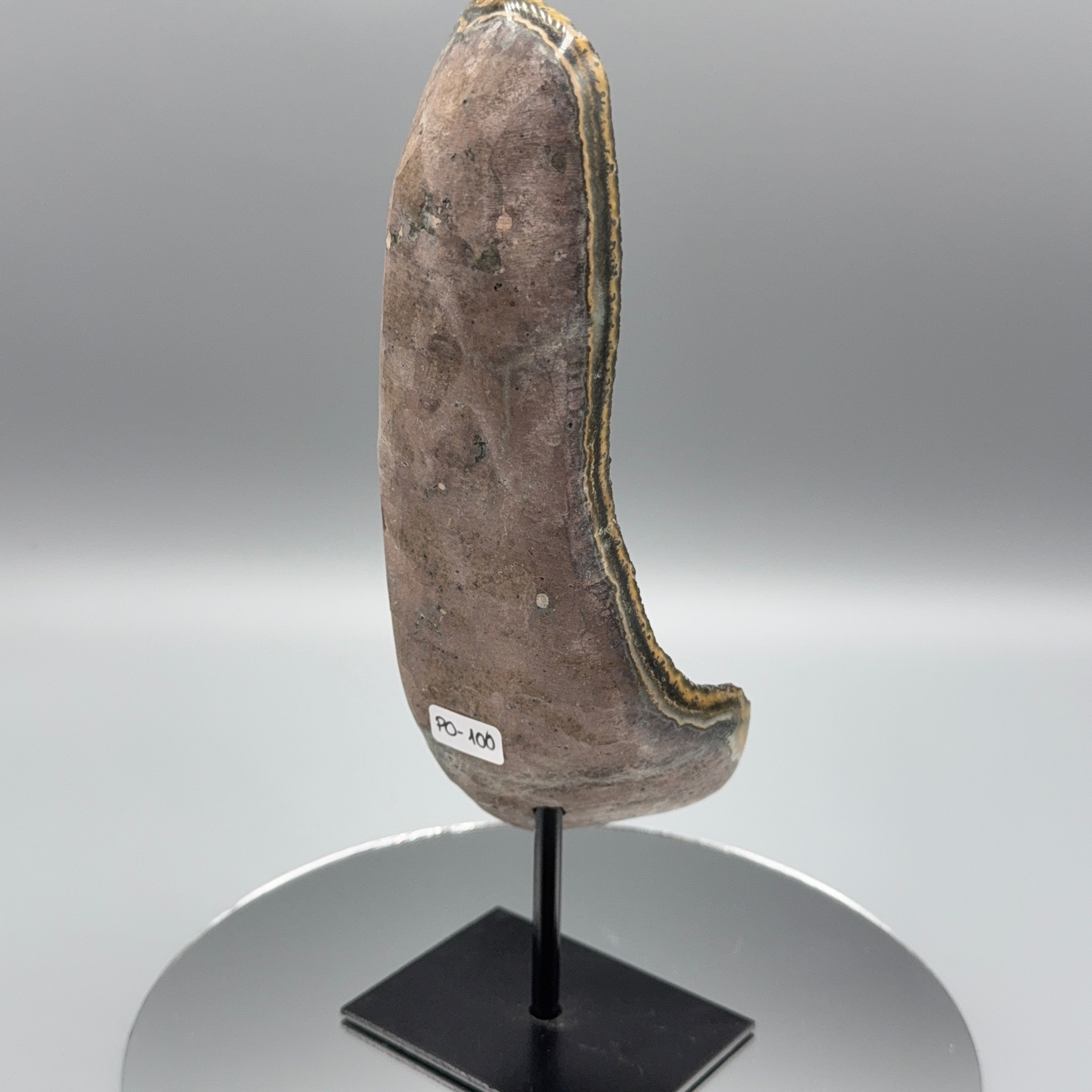 Schwarzer Amethyst auf Ständer